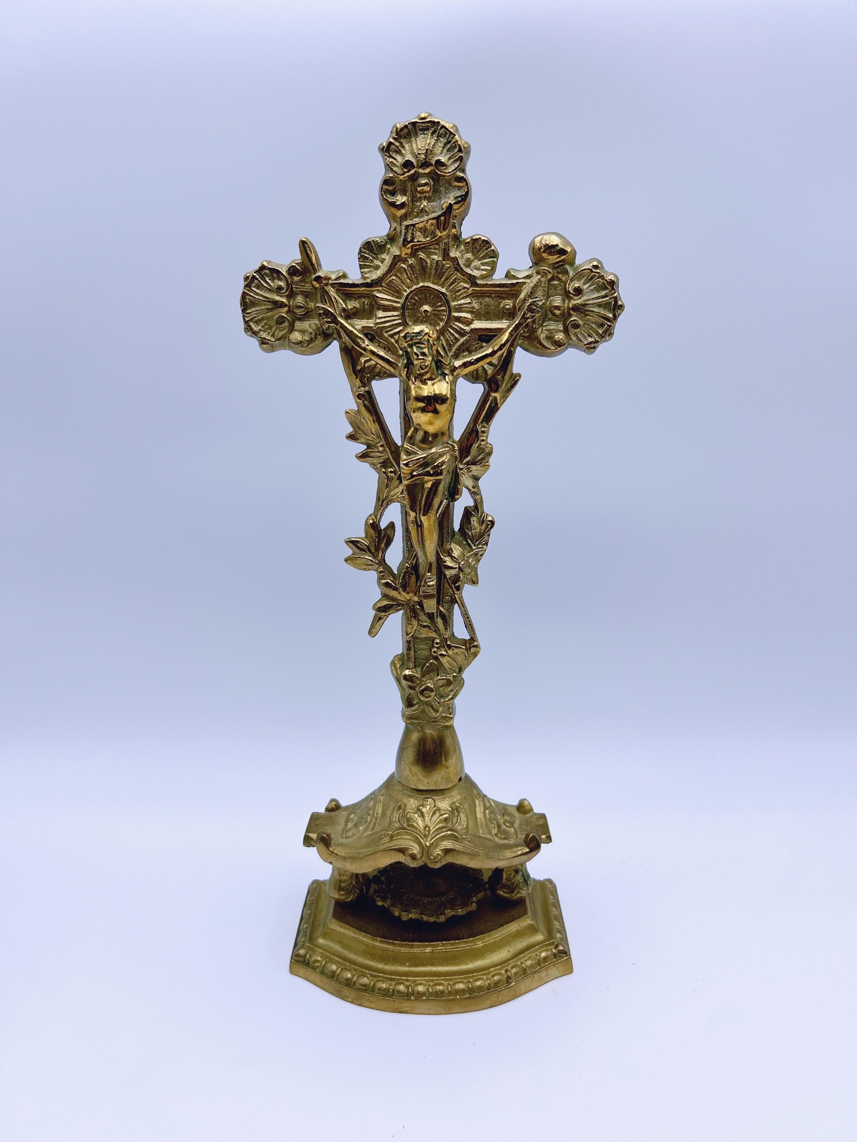 XX secolo Crocifisso d'altare gotico antico/vecchio, Croce da tavolo in ottone/bronzo in vendita
