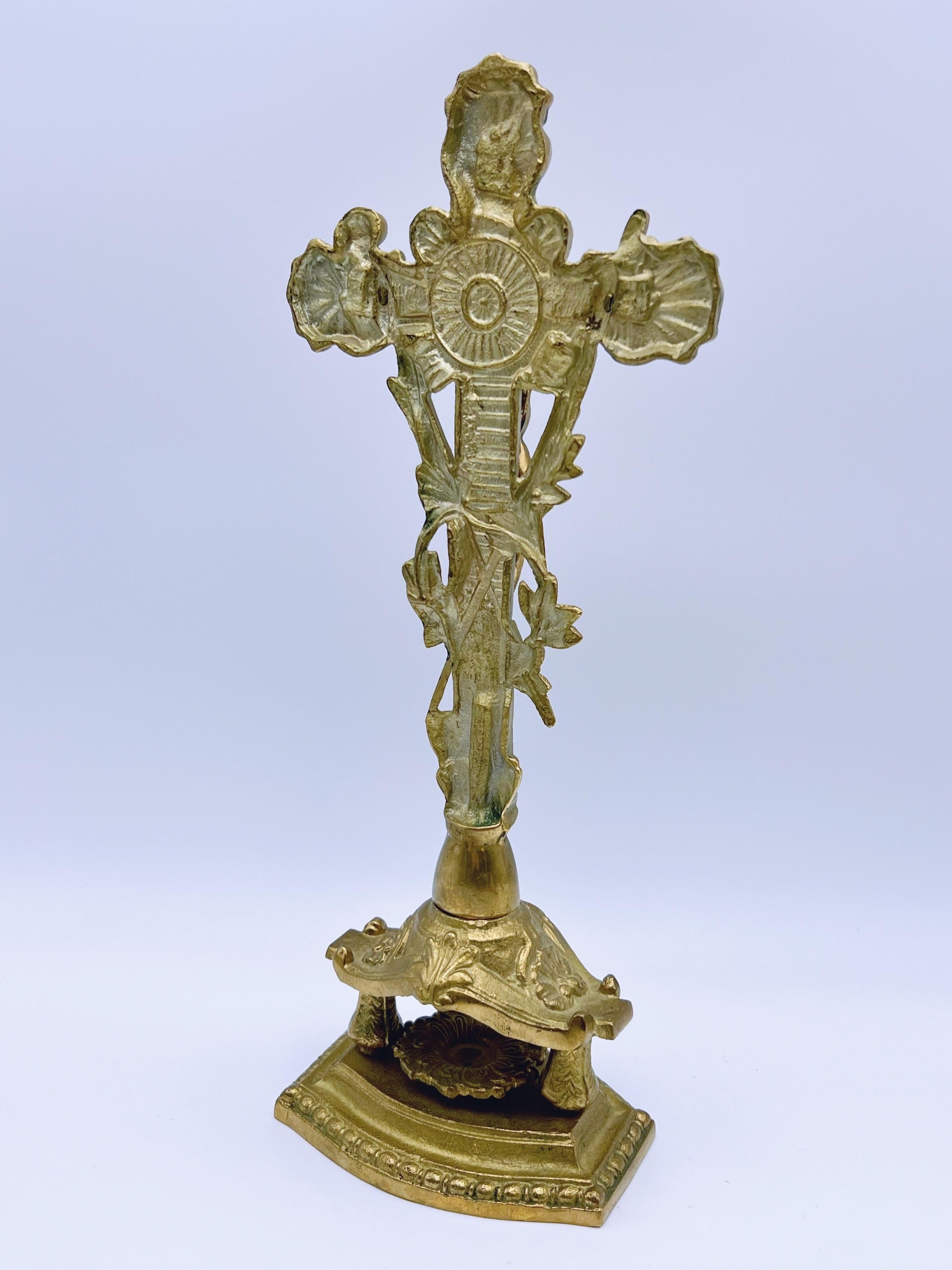 Ottone Crocifisso d'altare gotico antico/vecchio, Croce da tavolo in ottone/bronzo in vendita