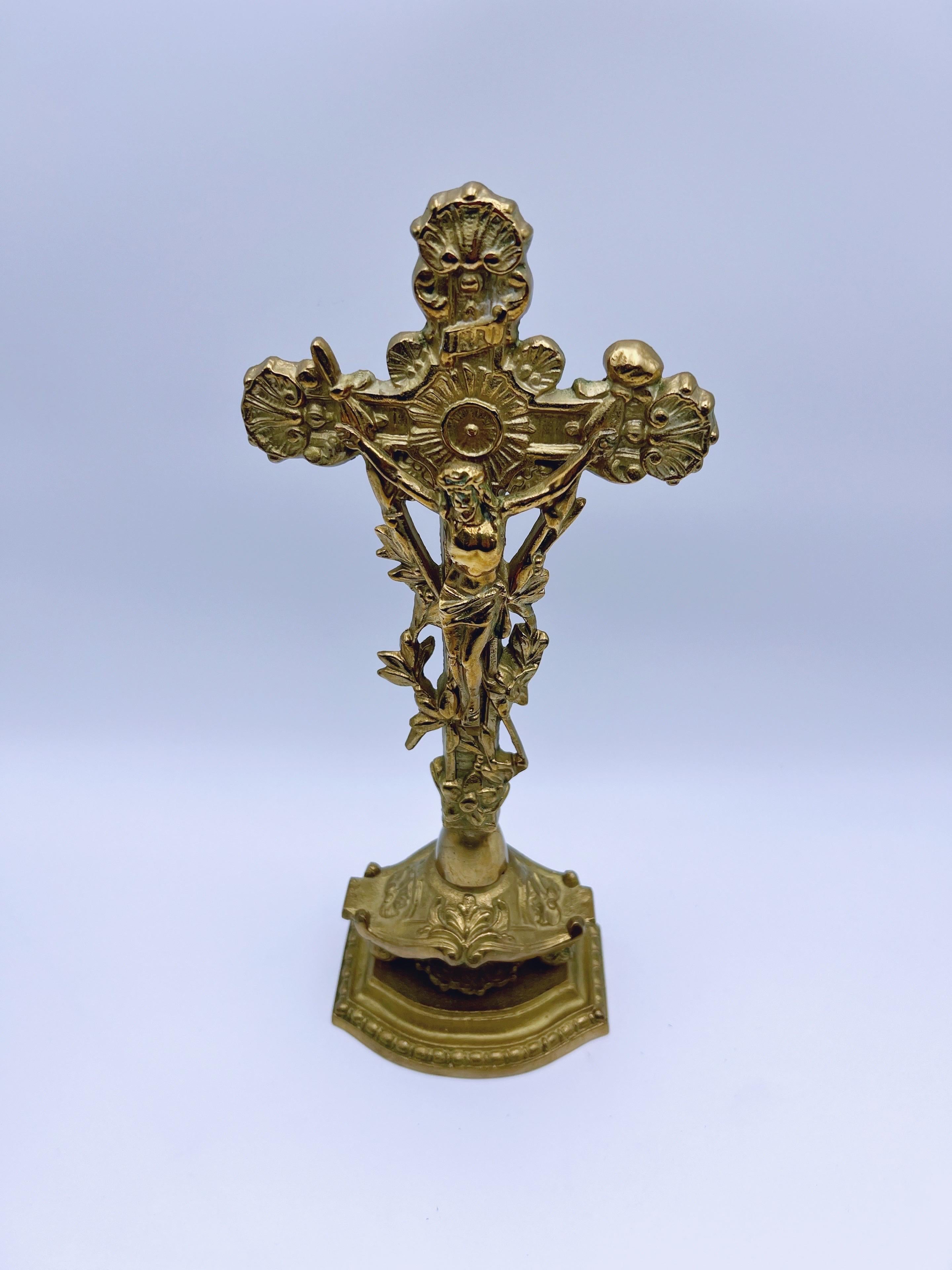 Crocifisso d'altare gotico antico/vecchio, Croce da tavolo in ottone/bronzo in vendita 1