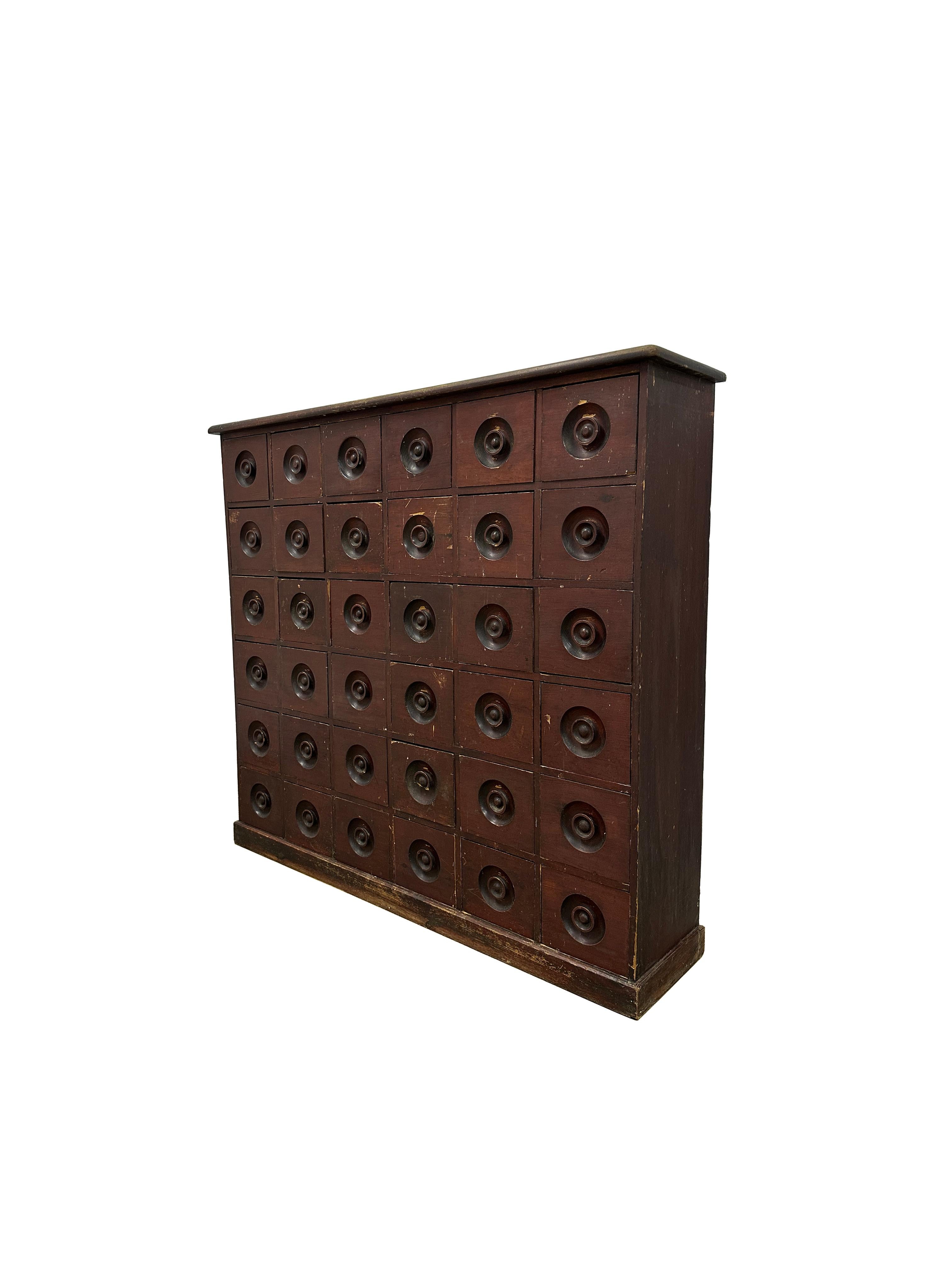 - Rare ensemble de tiroirs d'atelier d'apothicaire vintage, Angleterre vers 1910.                        - La commode comprend 36 tiroirs, tous dotés d'incroyables poignées en bois tourné fabriquées à la main, dont deux ont été compromises au fil