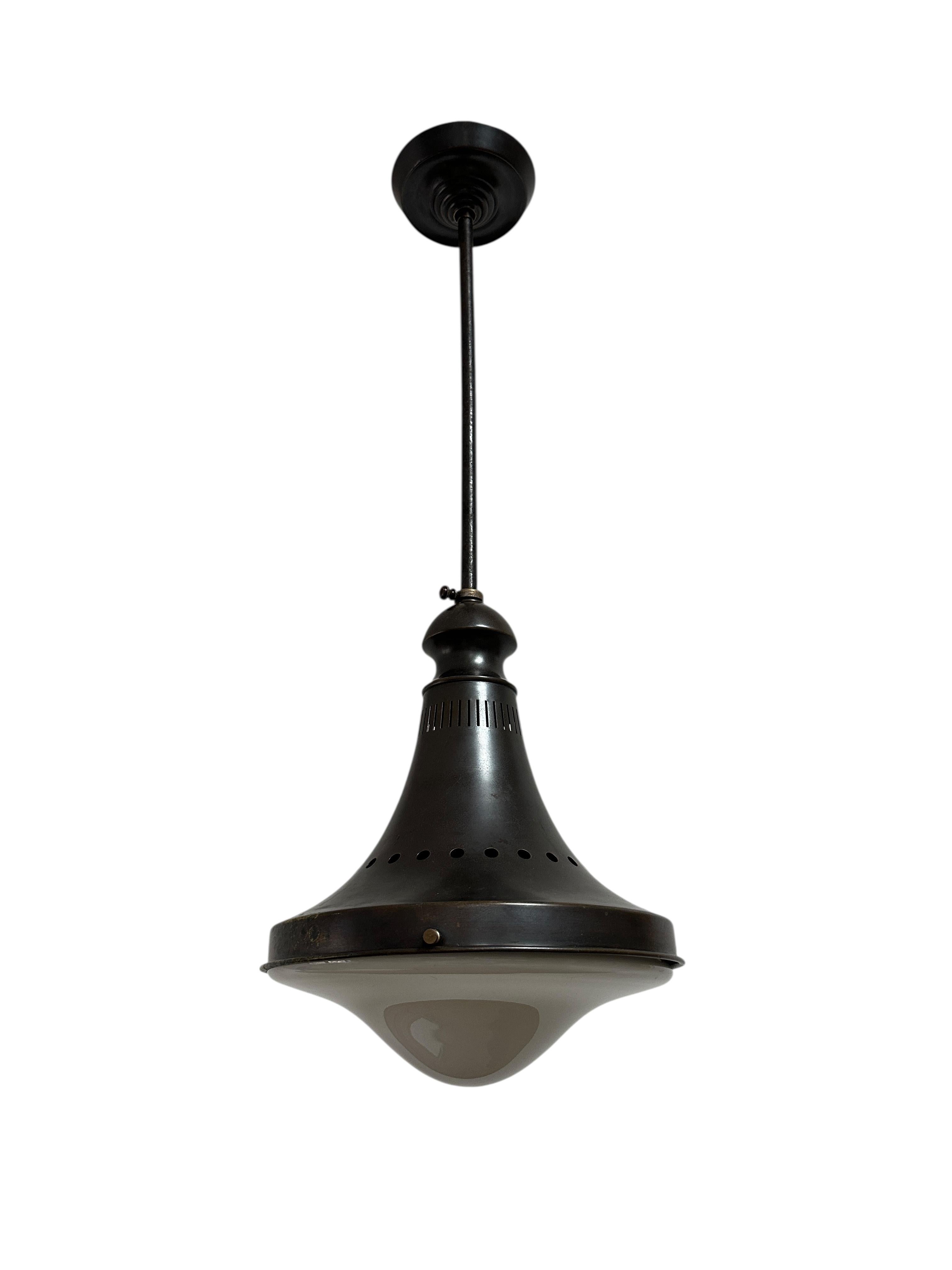 - Un pendente industriale da soffitto con lente in vetro opalino di Philips, Paesi Bassi, 1920 circa.                                                         
- La lampada ha un corpo in bronzo scanalato con asta di montaggio regolabile e rosone a