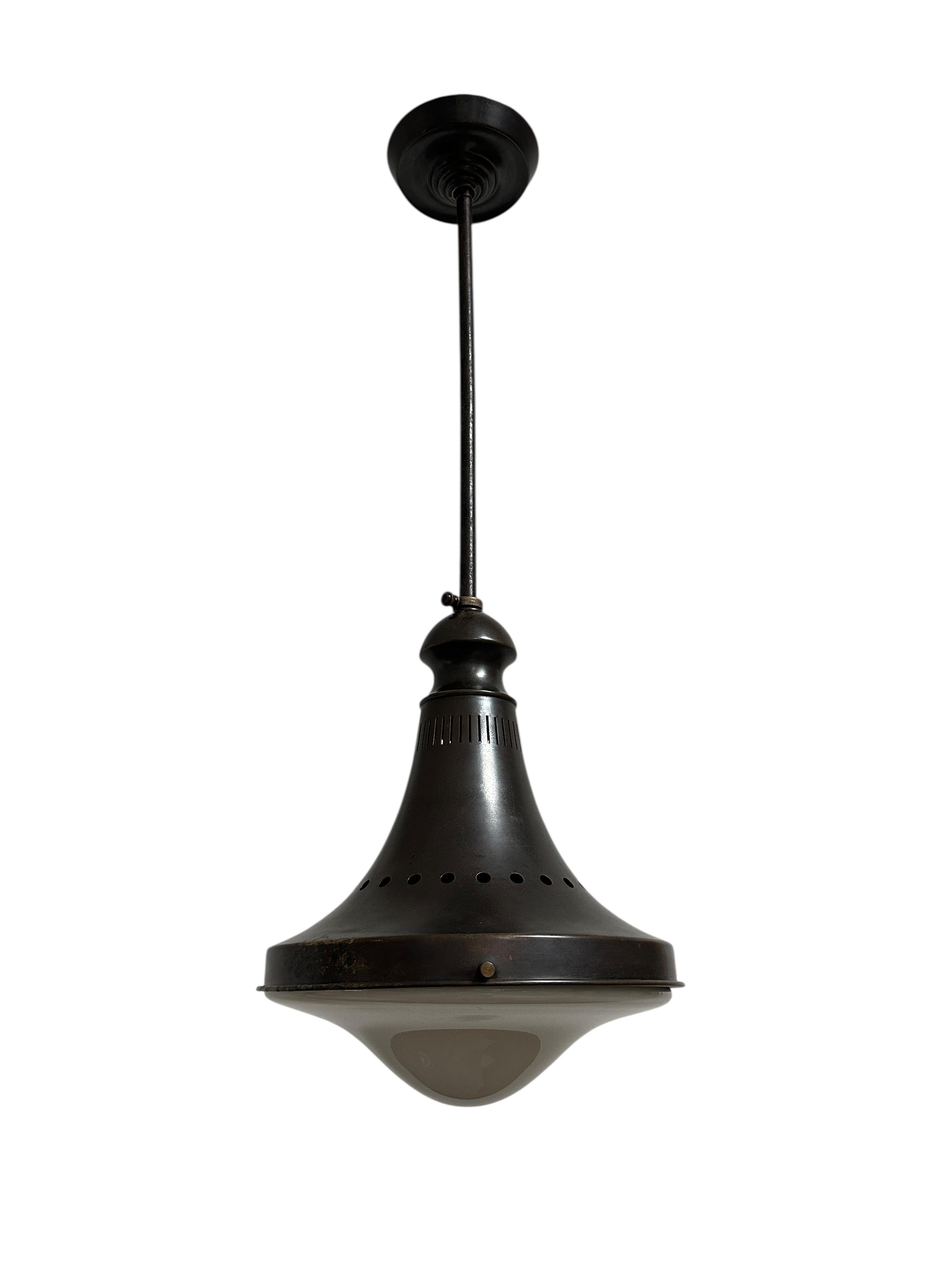 Ciondolo da soffitto in bronzo opalino vintage industriale Bauhaus di Philips In condizioni buone in vendita a Sale, GB
