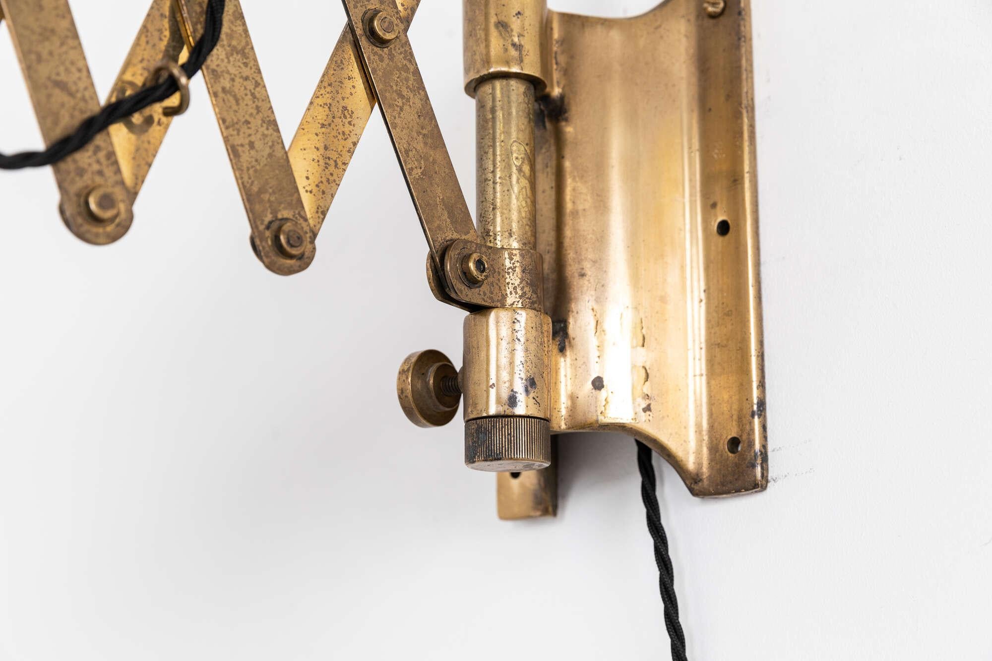 

A quality and very attractive brass scissor wall lamp. c.1940

All brass construction, including cast wall bracket and spun brass shade.

Rewired with 2m of black round flex and BS 3-pin plug.
