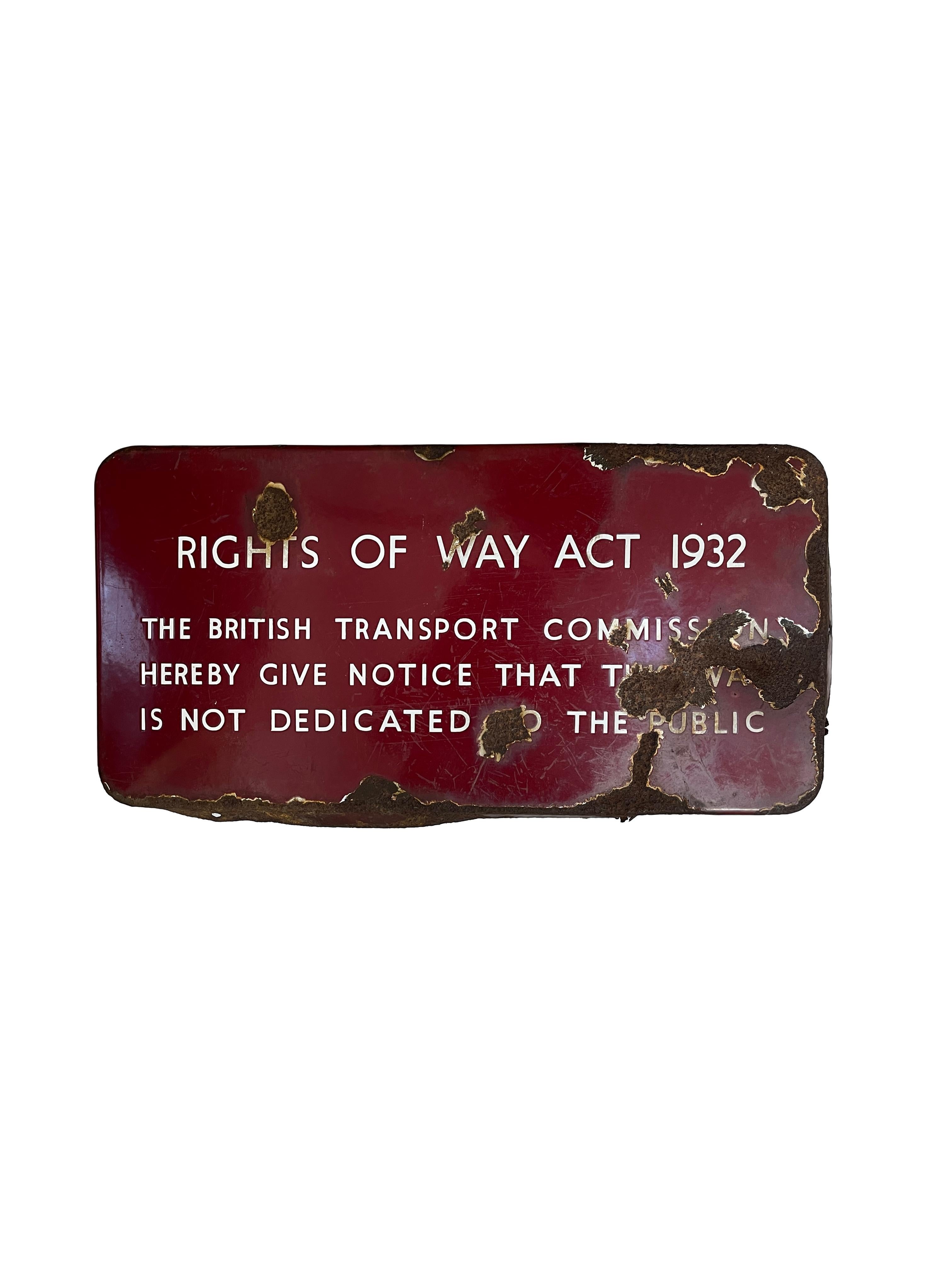 - Ein Originalschild der britischen Eisenbahn, um 1940.
- Dieses Schild aus der Region Midlands trägt die Inschrift „Rights Of Way Act 1932 The British Transport Commission Hereby Give Notice That This Way Is Not Dedicated To The Public“.
- Die