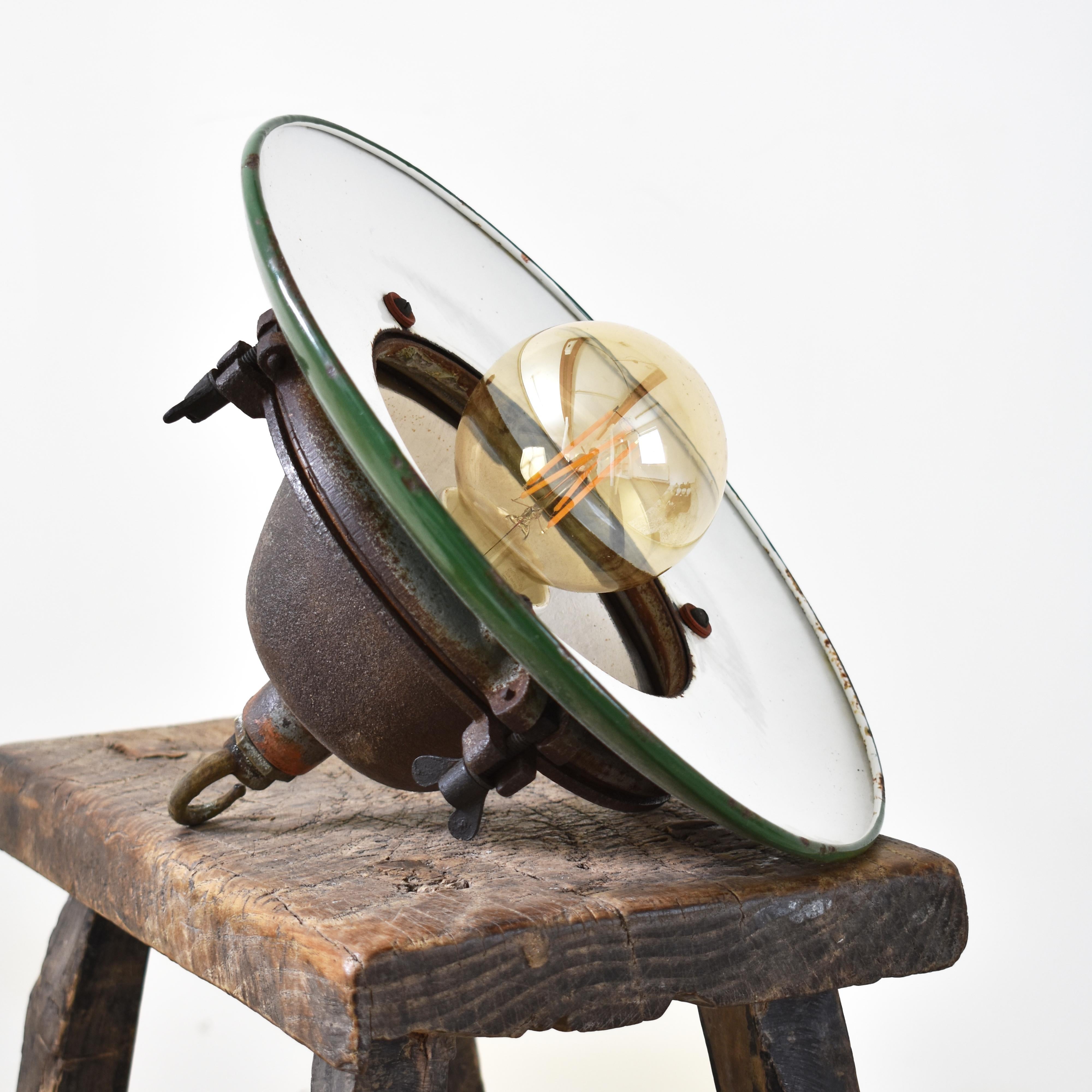 ndustrielle Guss-Emaille-Pendelleuchte von Maxlume

Eine frühe originale emaillierte Fabriklampe von Maxlume. Der obere Teil besteht aus Metallguss und ist mit den Angaben des Herstellers versehen. Der grüne Emailleschirm ist mit einer Reihe von