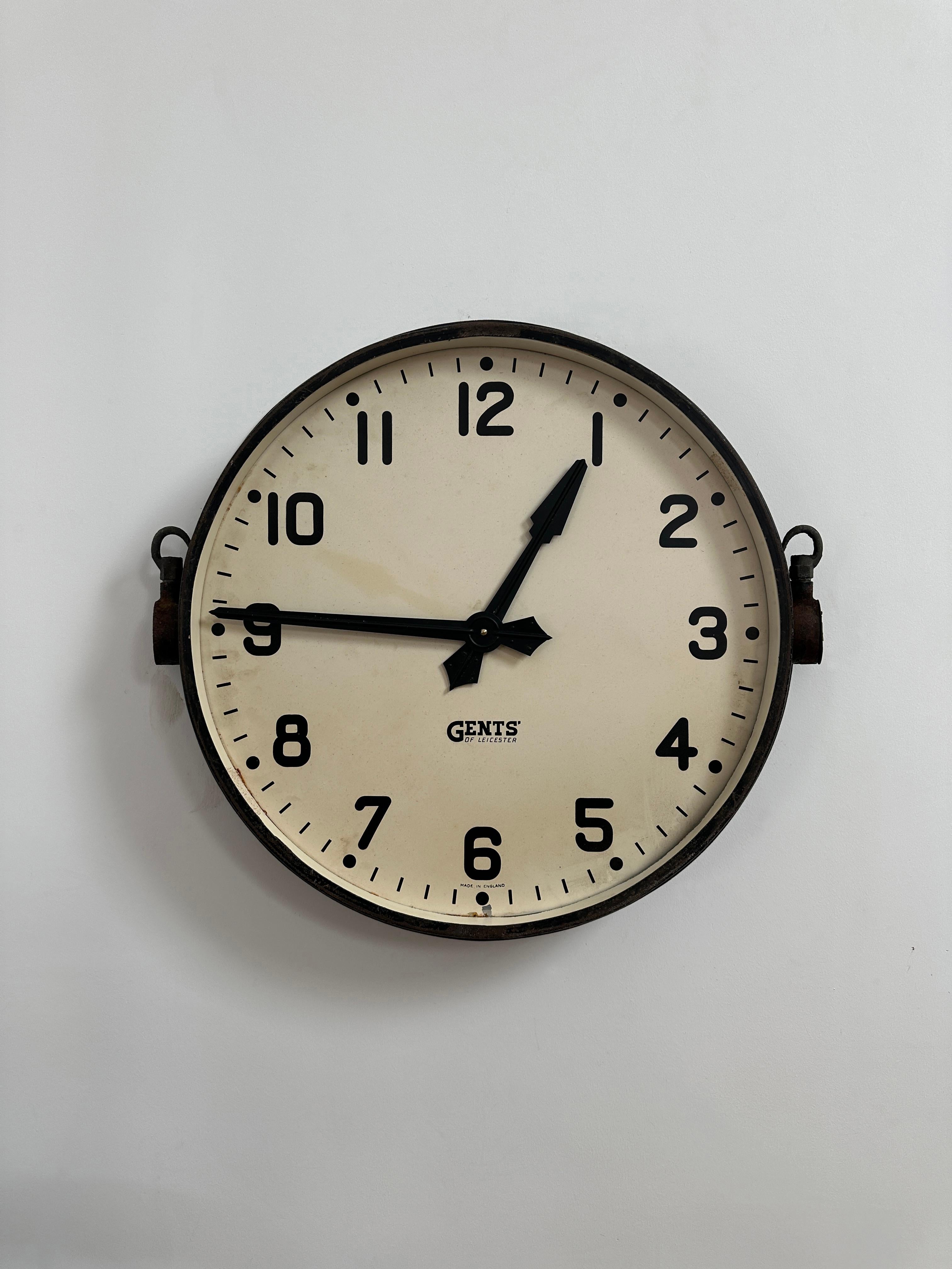 - Un originale e raro orologio da parete Gents of Leicester, Inghilterra, 1930 circa.
- L'orologio, un modello più vecchio, si presenta in modo eccellente, conservando le lancette originali e l'involucro in acciaio.  L'involucro presenta una leggera