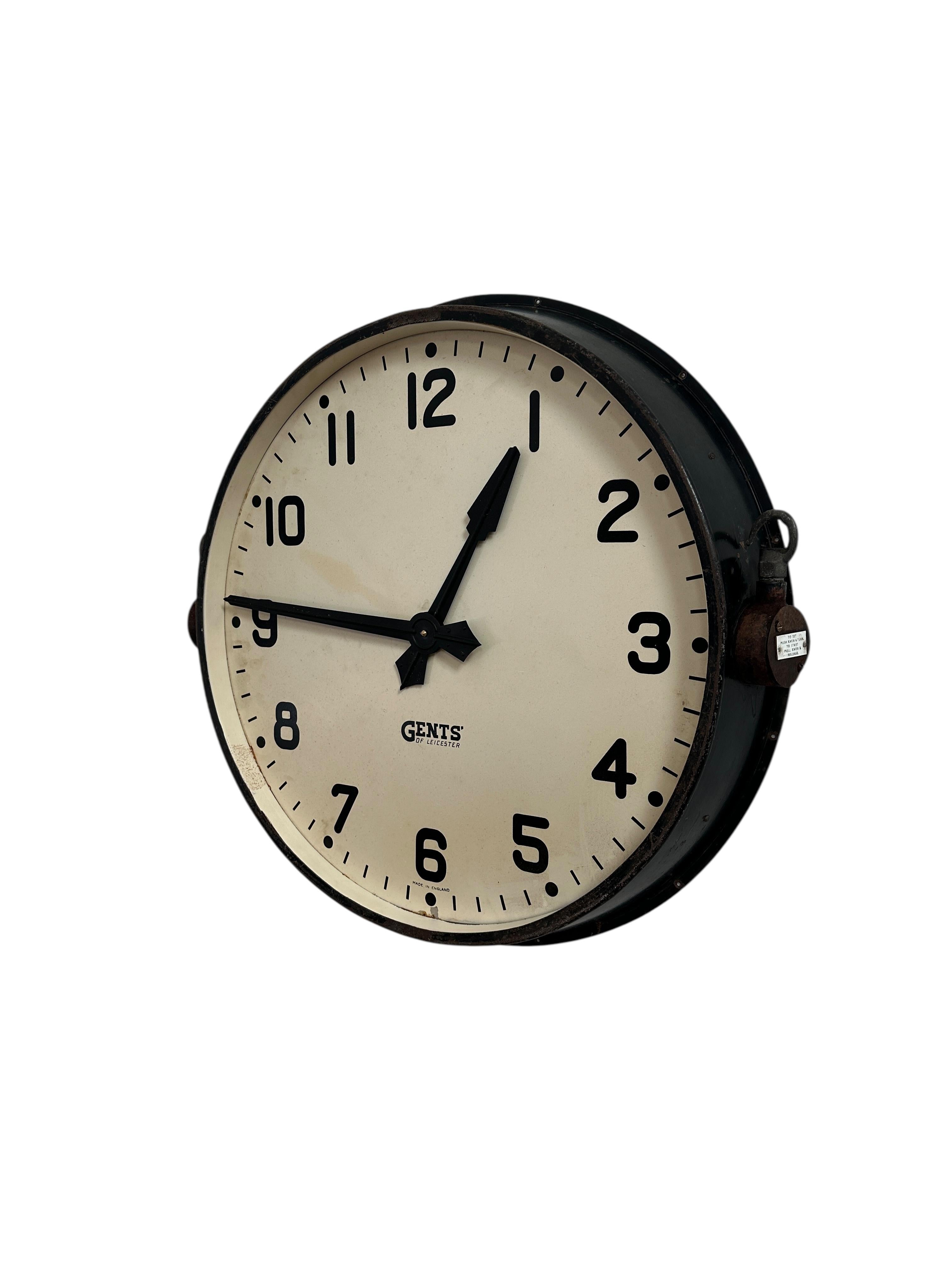 Britannico Antico orologio da parete industriale d'epoca Gents of Leicester Railway in vendita