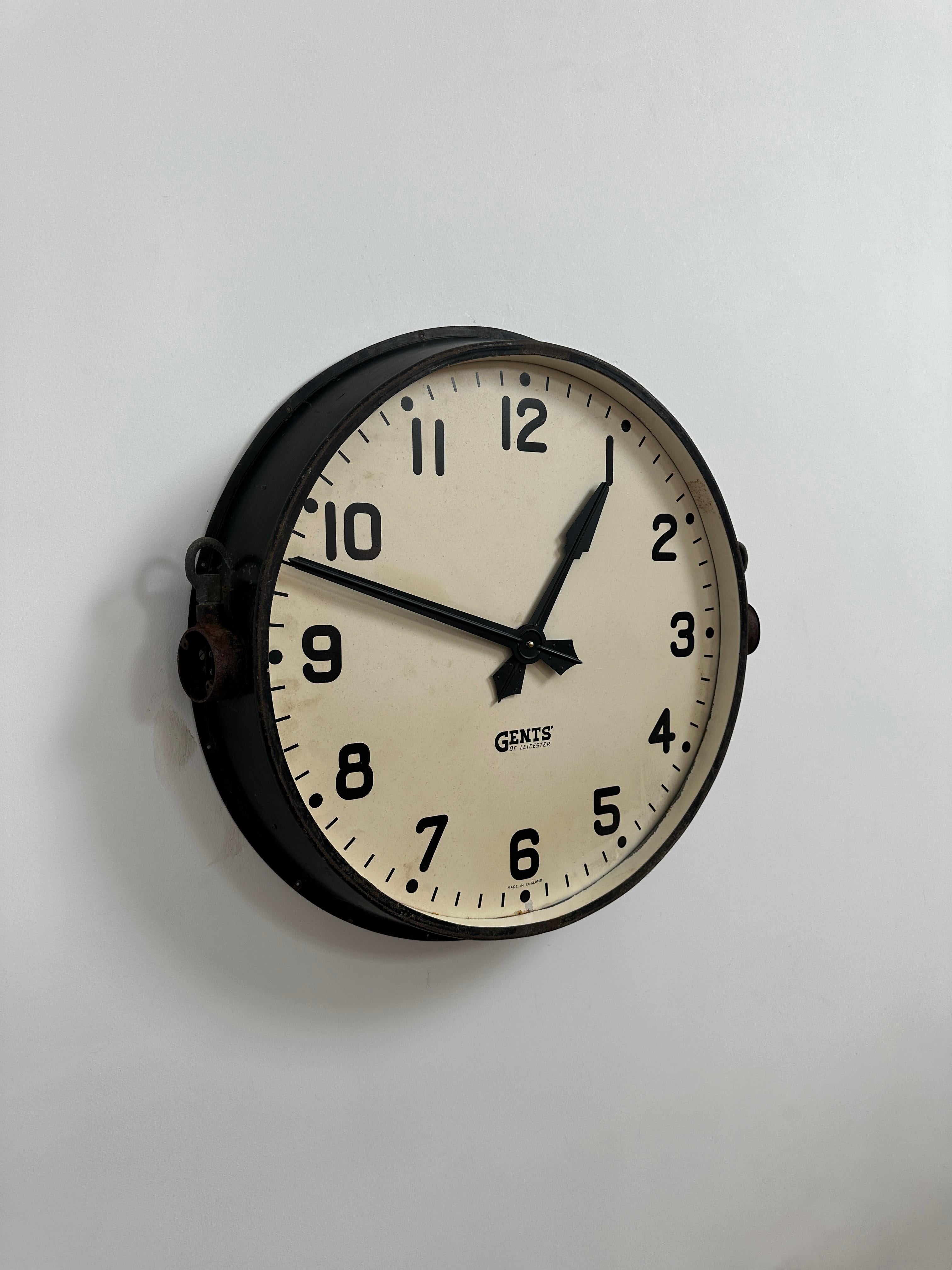 XX secolo Antico orologio da parete industriale d'epoca Gents of Leicester Railway in vendita