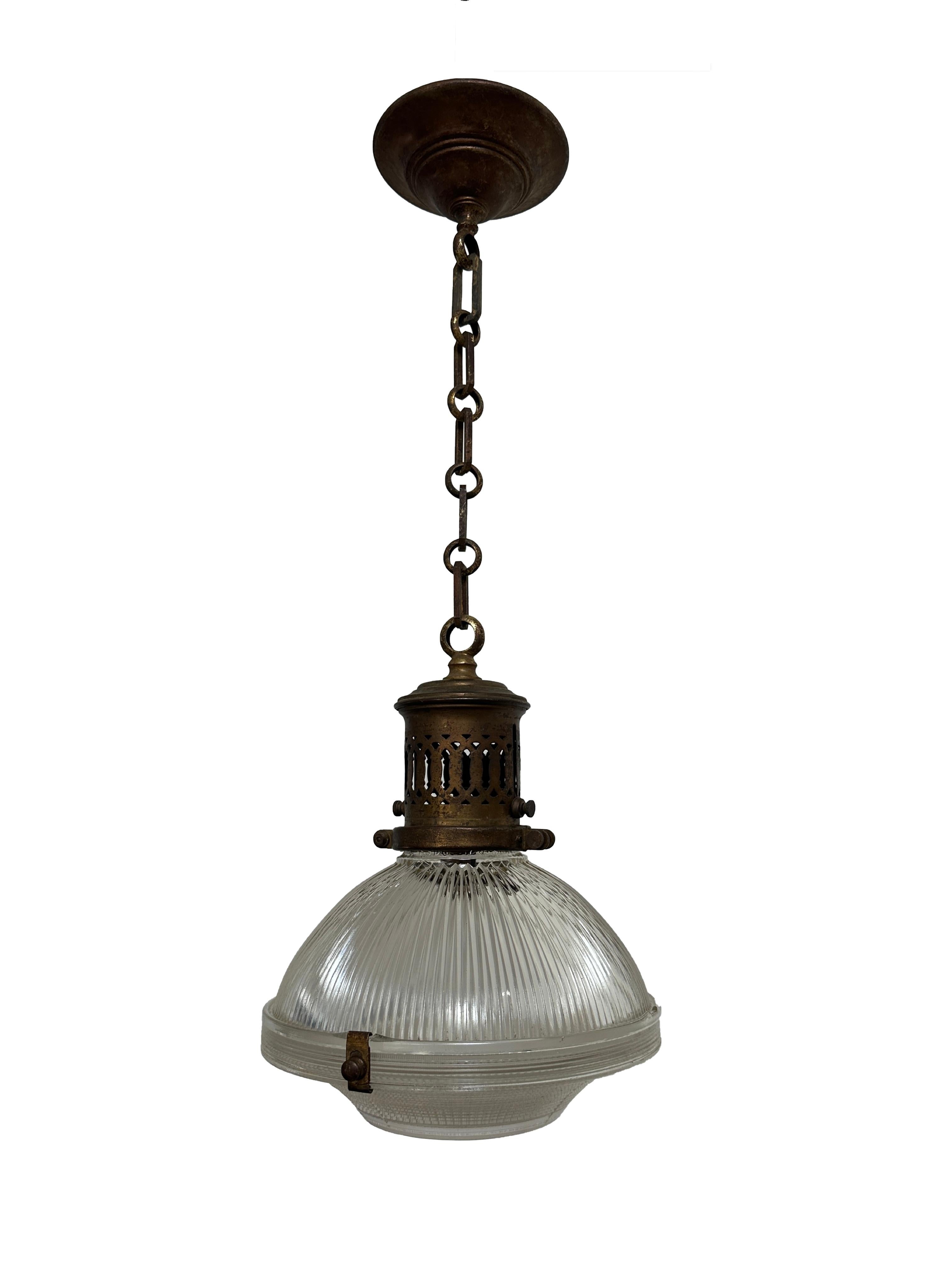 Francese Antique French Vintage Industrial Brass Holophane Glass Ceiling Light (lampada a sospensione da soffitto in vetro) in vendita