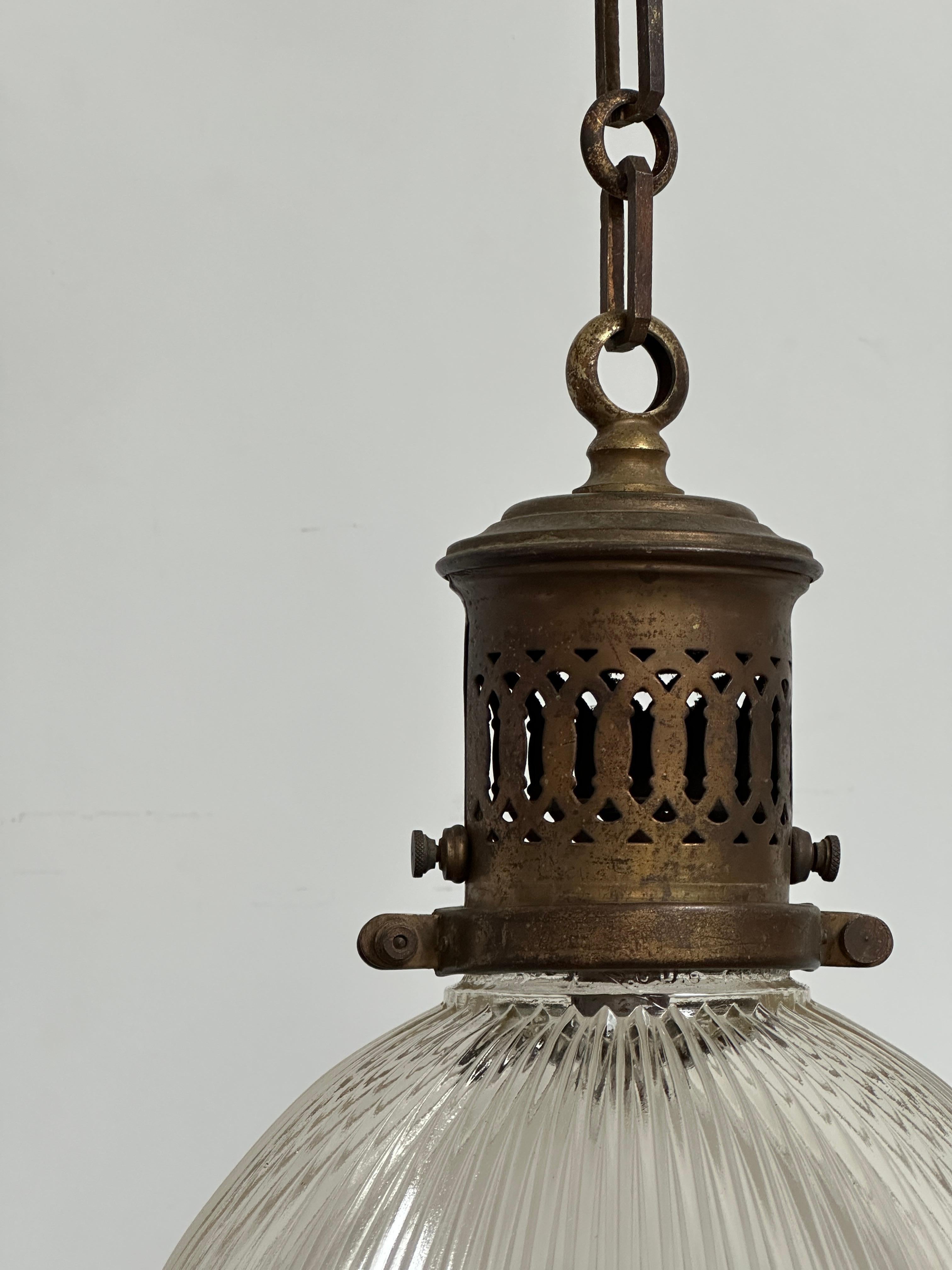 Antique French Vintage Industrial Brass Holophane Glass Ceiling Light (lampada a sospensione da soffitto in vetro) In condizioni buone in vendita a Sale, GB