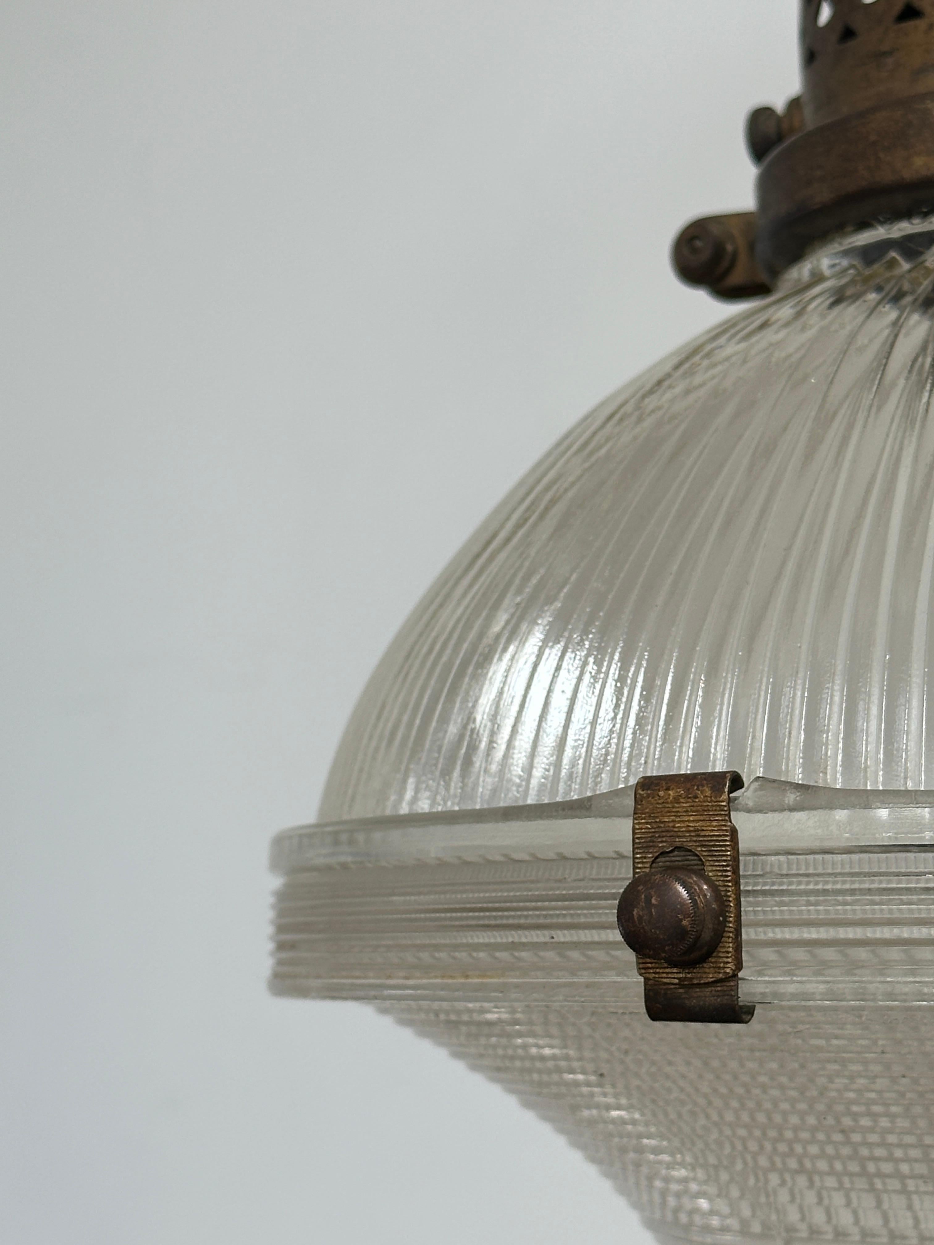 XX secolo Antique French Vintage Industrial Brass Holophane Glass Ceiling Light (lampada a sospensione da soffitto in vetro) in vendita