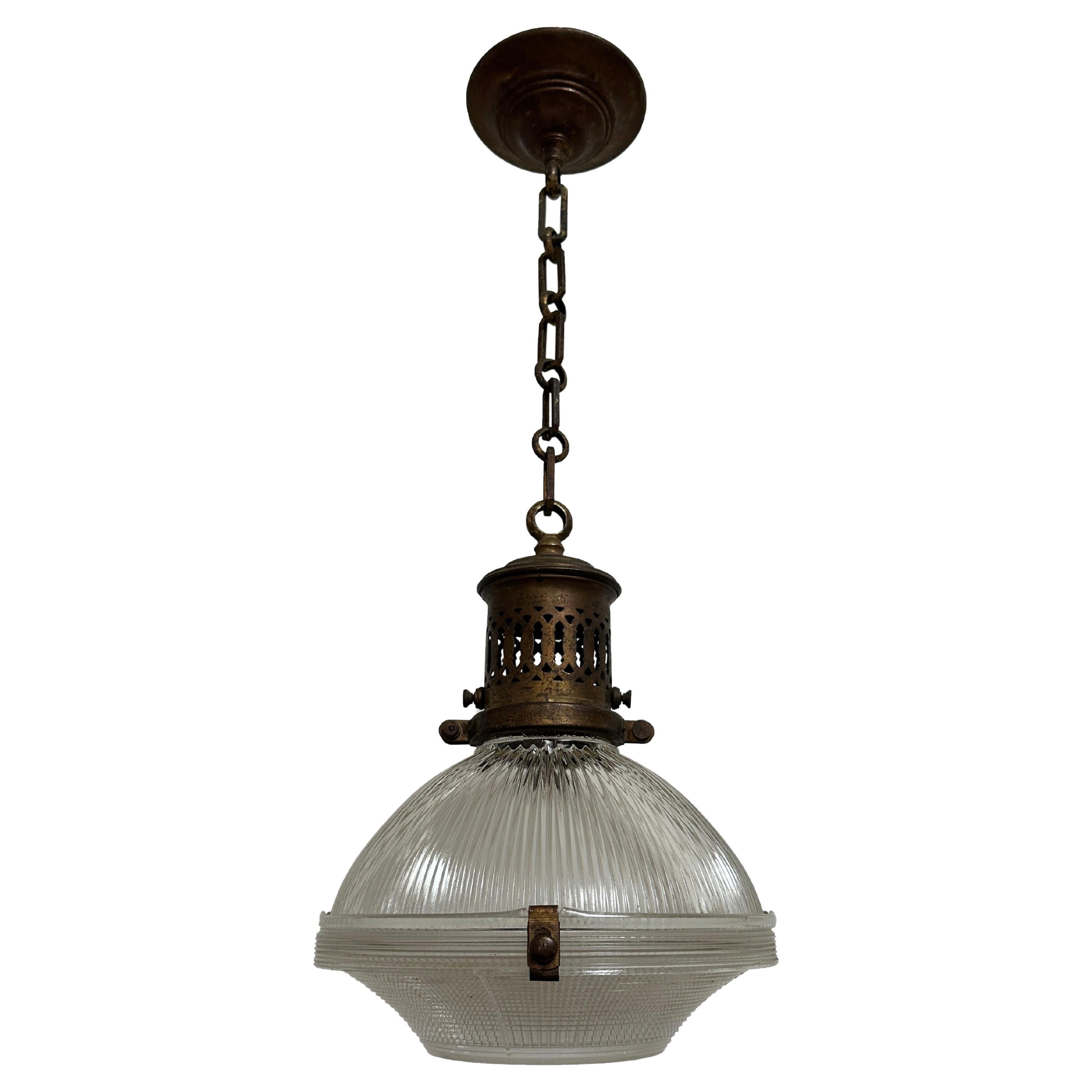 Antique French Vintage Industrial Brass Holophane Glass Ceiling Light (lampada a sospensione da soffitto in vetro) in vendita