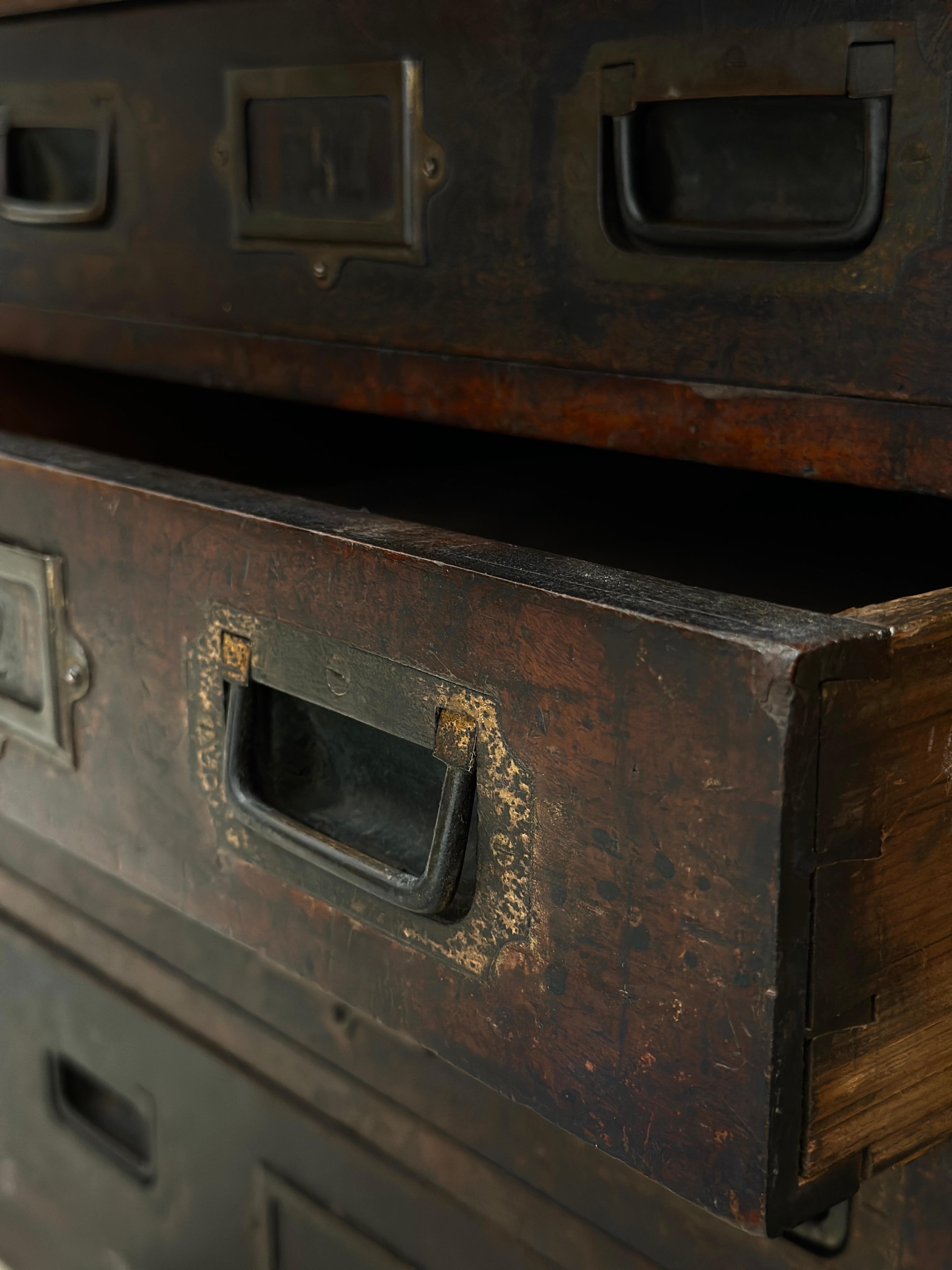 Britannique Antique Vintage Industrial Military Campaign Chest Mahogany Haberdashery Drawers en vente