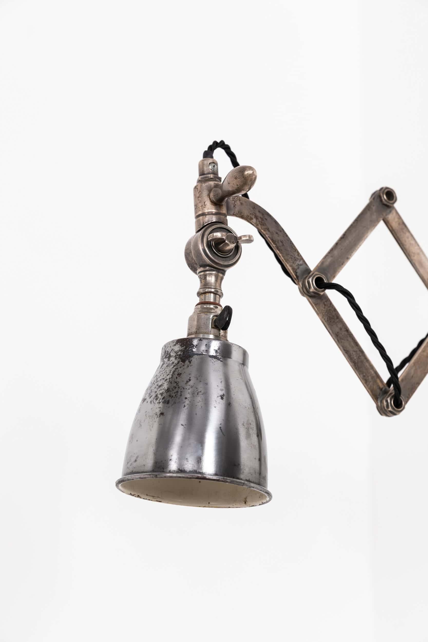 Anglais Ancienne lampe murale à ciseaux en laiton nickelé, Vintage Industrial Nickel Plated Brass, c.1940 en vente