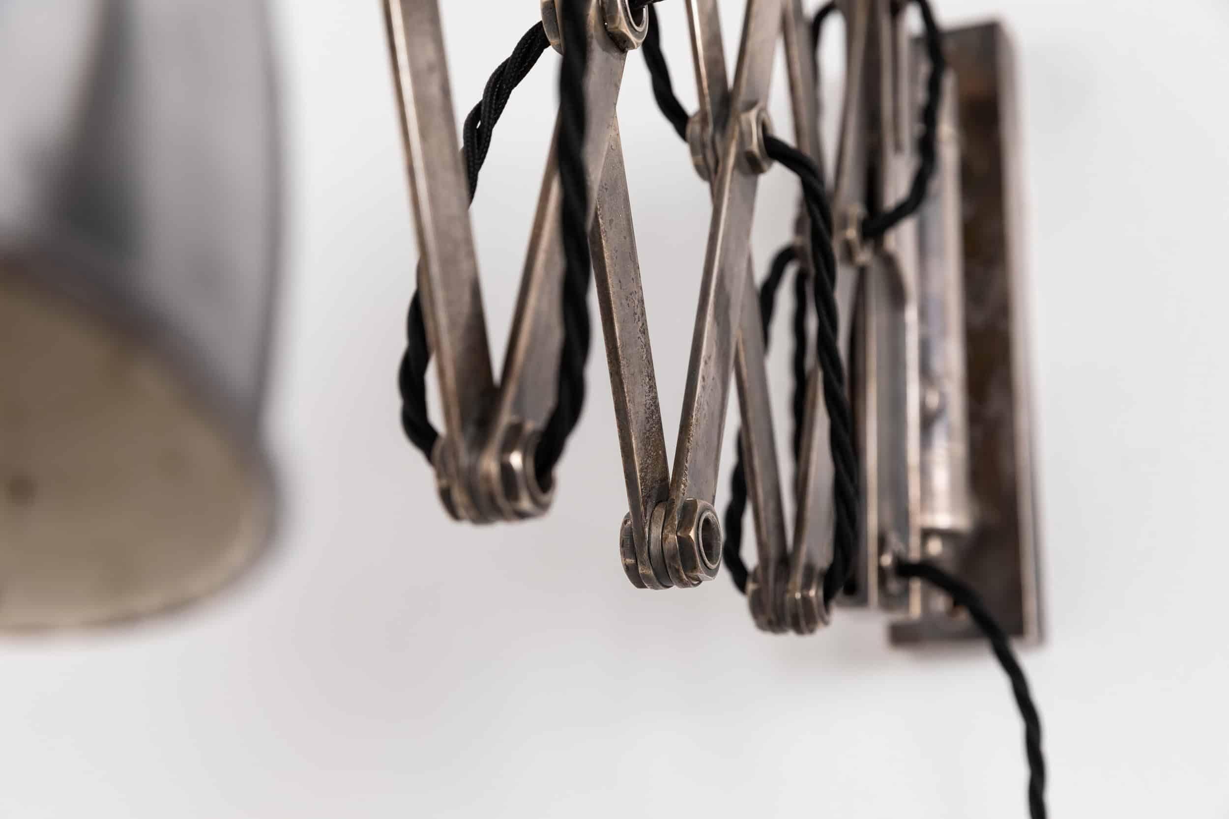 Milieu du XXe siècle Ancienne lampe murale à ciseaux en laiton nickelé, Vintage Industrial Nickel Plated Brass, c.1940 en vente