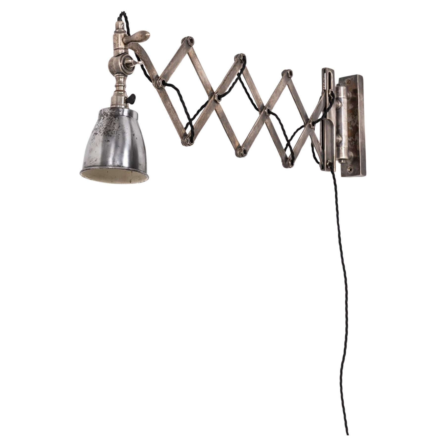 Ancienne lampe murale à ciseaux en laiton nickelé, Vintage Industrial Nickel Plated Brass, c.1940 en vente