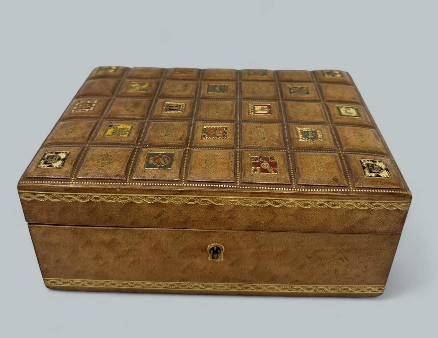 Antiguo cofre de joyería vintage italiano para dama y caballero de cuero de imitación dorado en venta 4