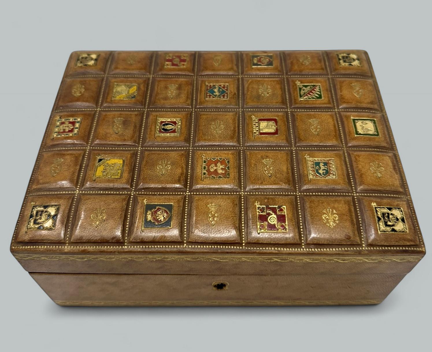 Impresionante joyero italiano de piel sintética para señora o caballero de tamaño compacto. Primer cuarto del siglo XX. 

La tapa abatible tiene una superficie acolchada muy decorativa que está adornada con múltiples crestas en colores. El interior