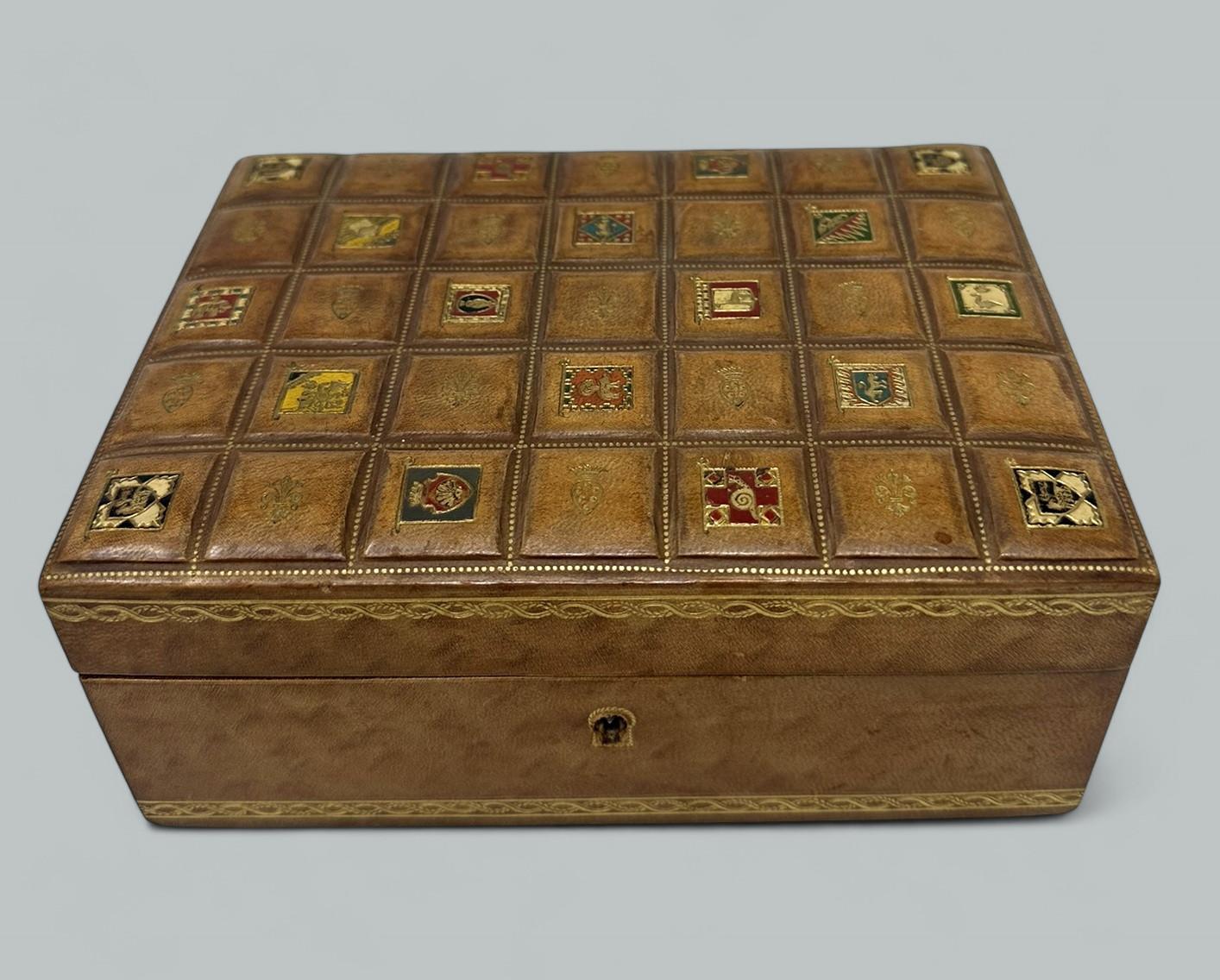 Antiguo cofre de joyería vintage italiano para dama y caballero de cuero de imitación dorado Moderno de mediados de siglo en venta