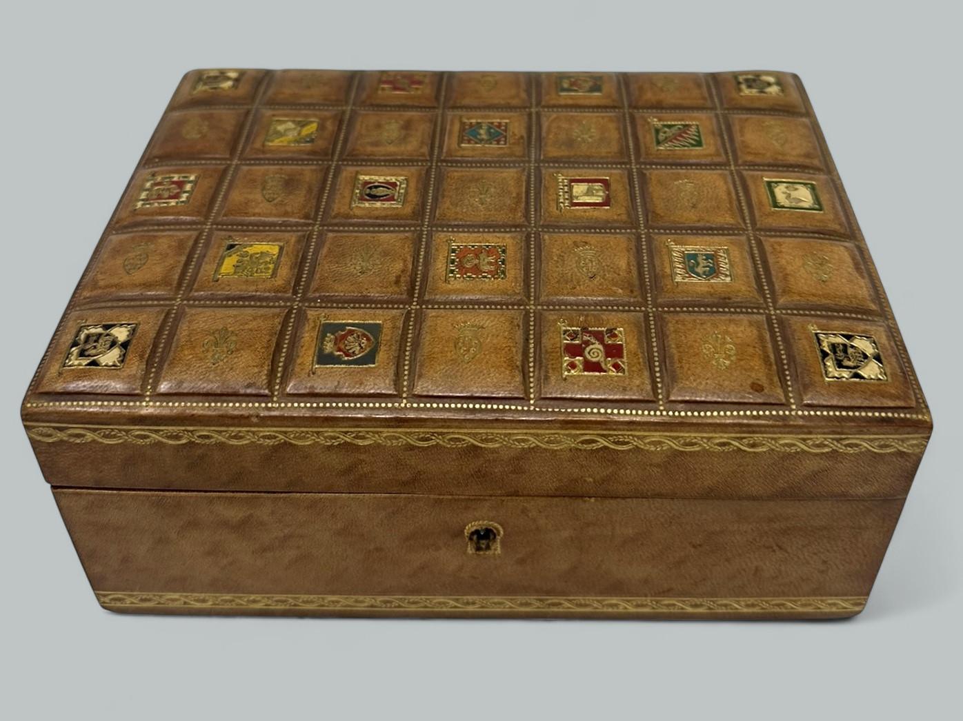 Antiguo cofre de joyería vintage italiano para dama y caballero de cuero de imitación dorado Italiano en venta