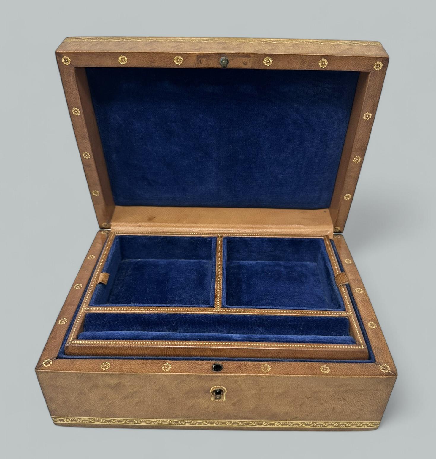 Antiguo cofre de joyería vintage italiano para dama y caballero de cuero de imitación dorado en Excelente estado para la venta en Dublin, Ireland