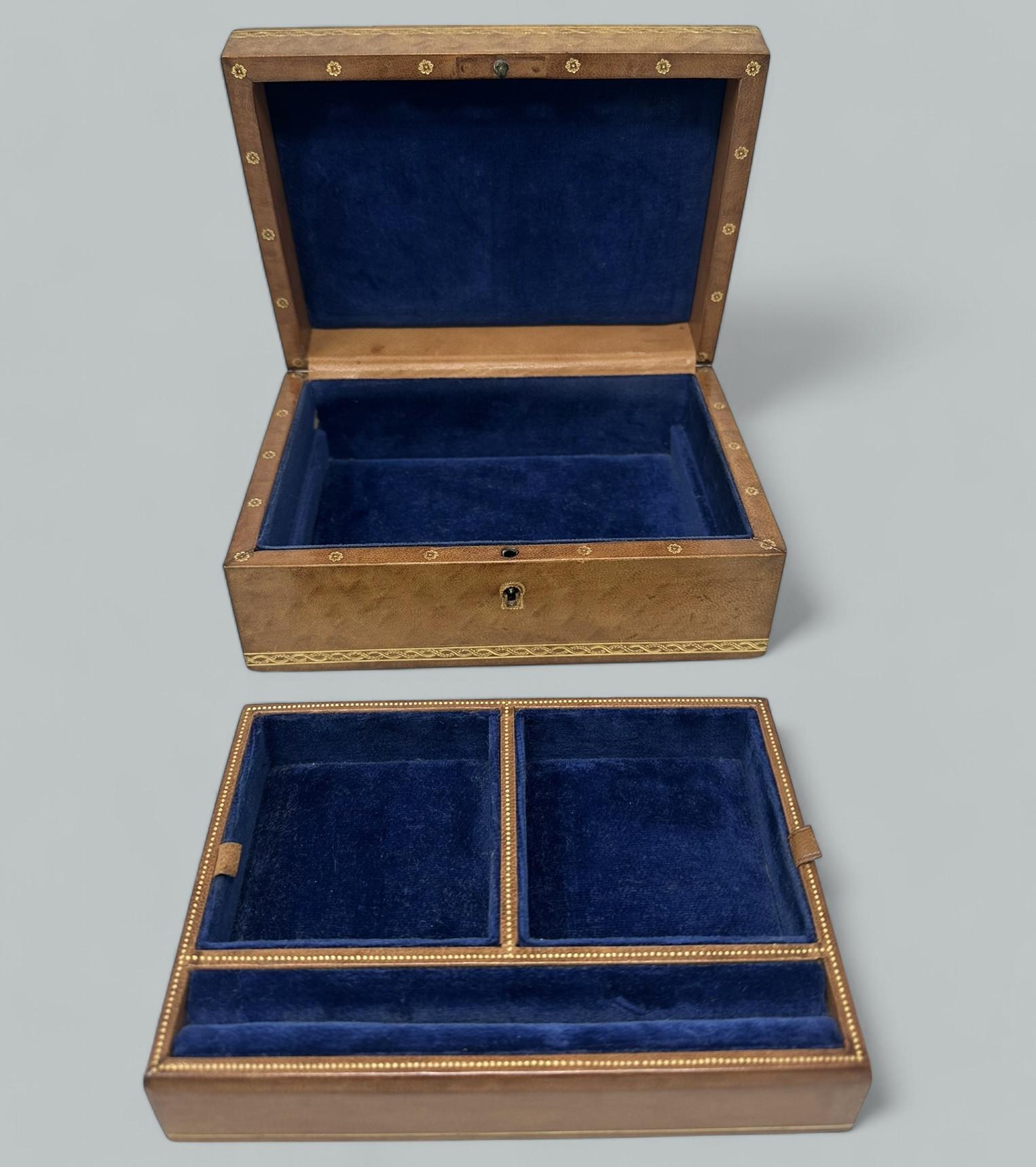 Antiguo cofre de joyería vintage italiano para dama y caballero de cuero de imitación dorado siglo XX en venta