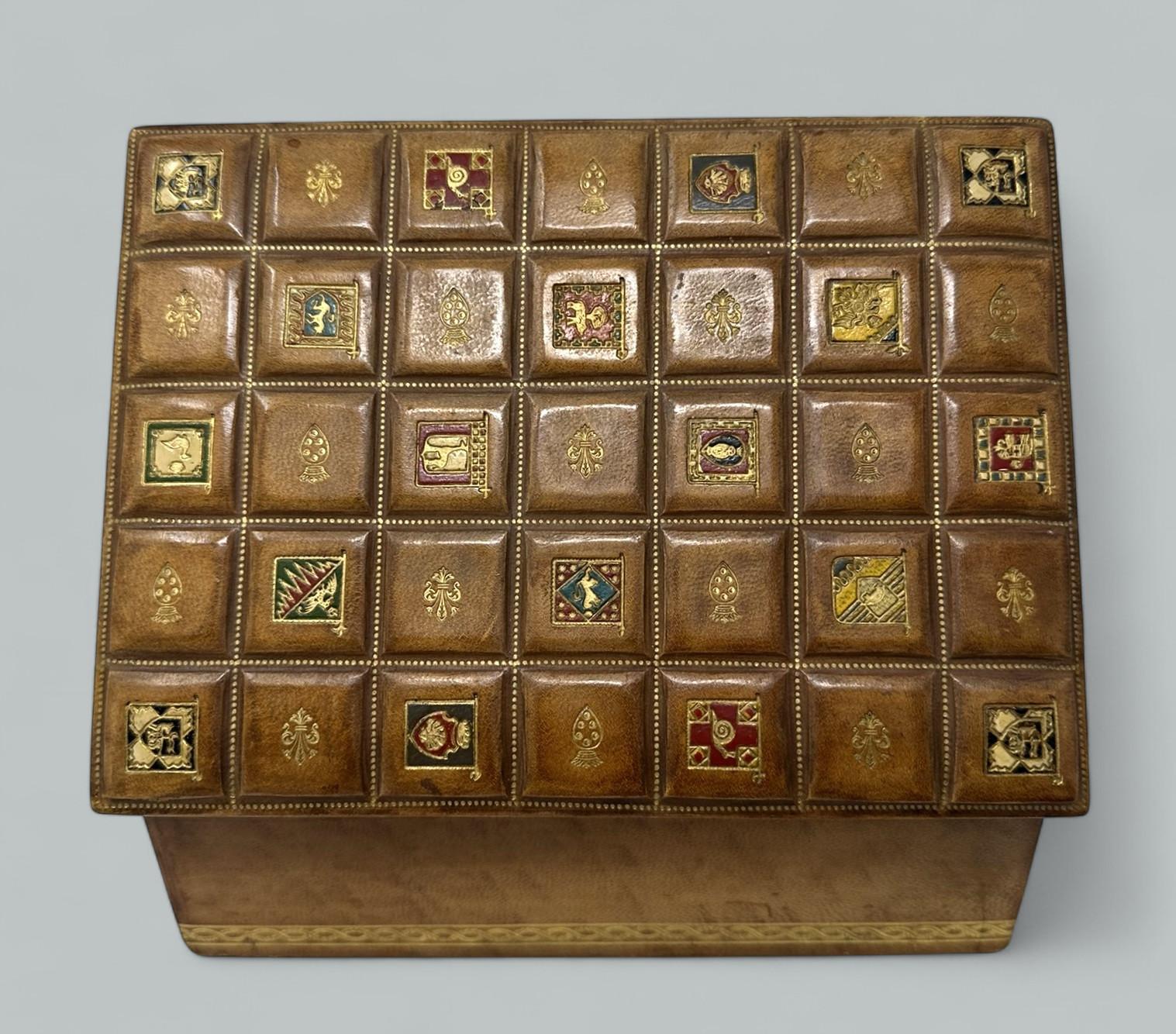 Antiguo cofre de joyería vintage italiano para dama y caballero de cuero de imitación dorado en venta 2