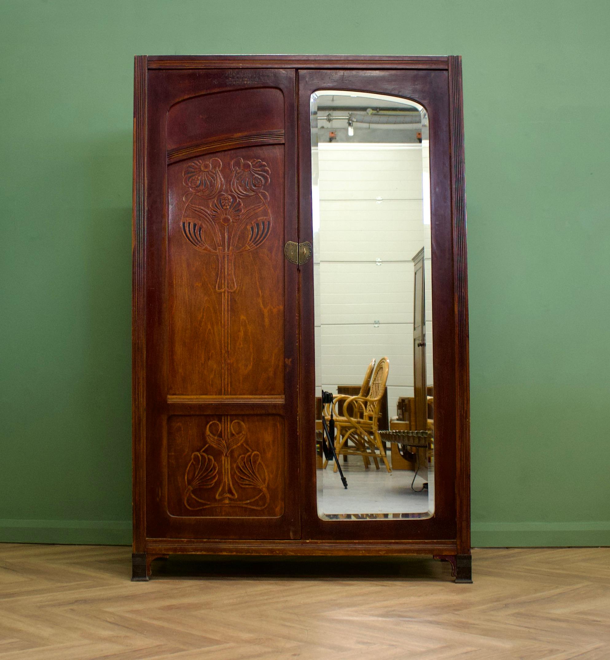 Impressionnante armoire autrichienne Art Nouveau conçue par J & J Kohn, vers les années 1900.
Miroir sur toute la longueur et détails en laiton à l'extérieur.
L'intérieur est équipé d'un rail de suspension et d'étagères.
