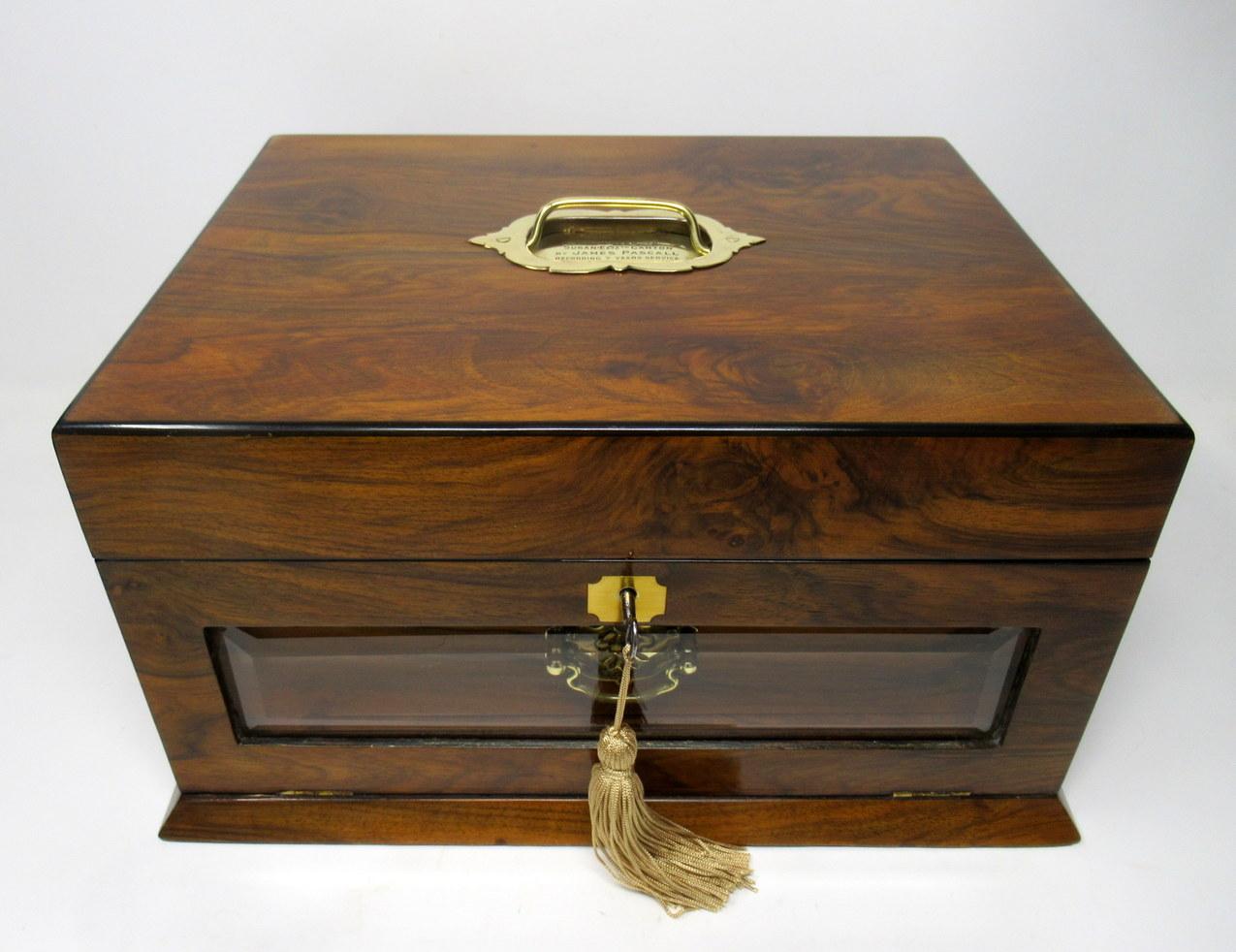 Absolutely stunning well figured walnut lady’s jewlery casket or gentleman’s documents box of outstanding quality, last quarter of the 19th century.

This exceptional piece in stunning polished walnut with ebony stringing to cover. The front