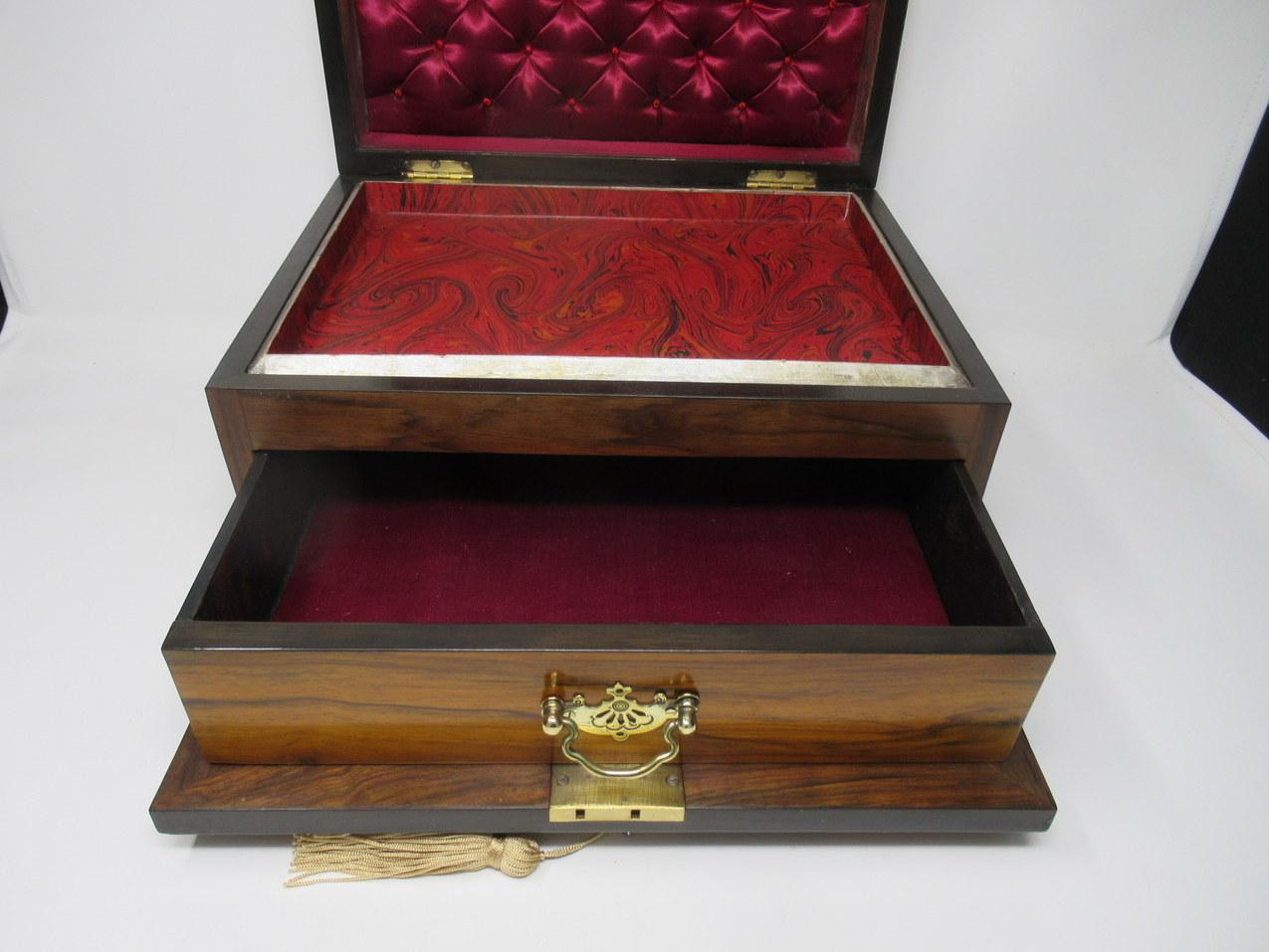 Antique Vintage Lady’s Gentleman’s Walnut Jewelry Documents Box Casket In Good Condition In Dublin, Ireland