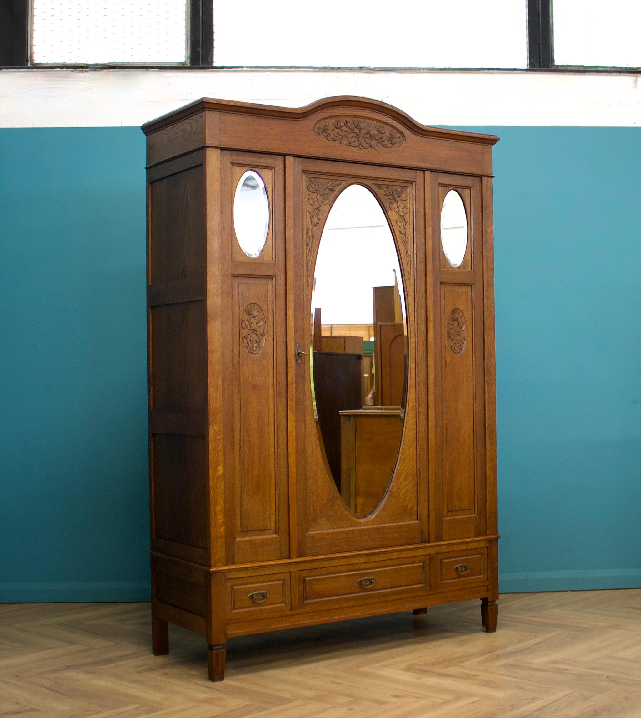 Falegnameria Antique Vintage Grande Armadio in Quercia Art Nouveau Francese, inizio XX secolo in vendita