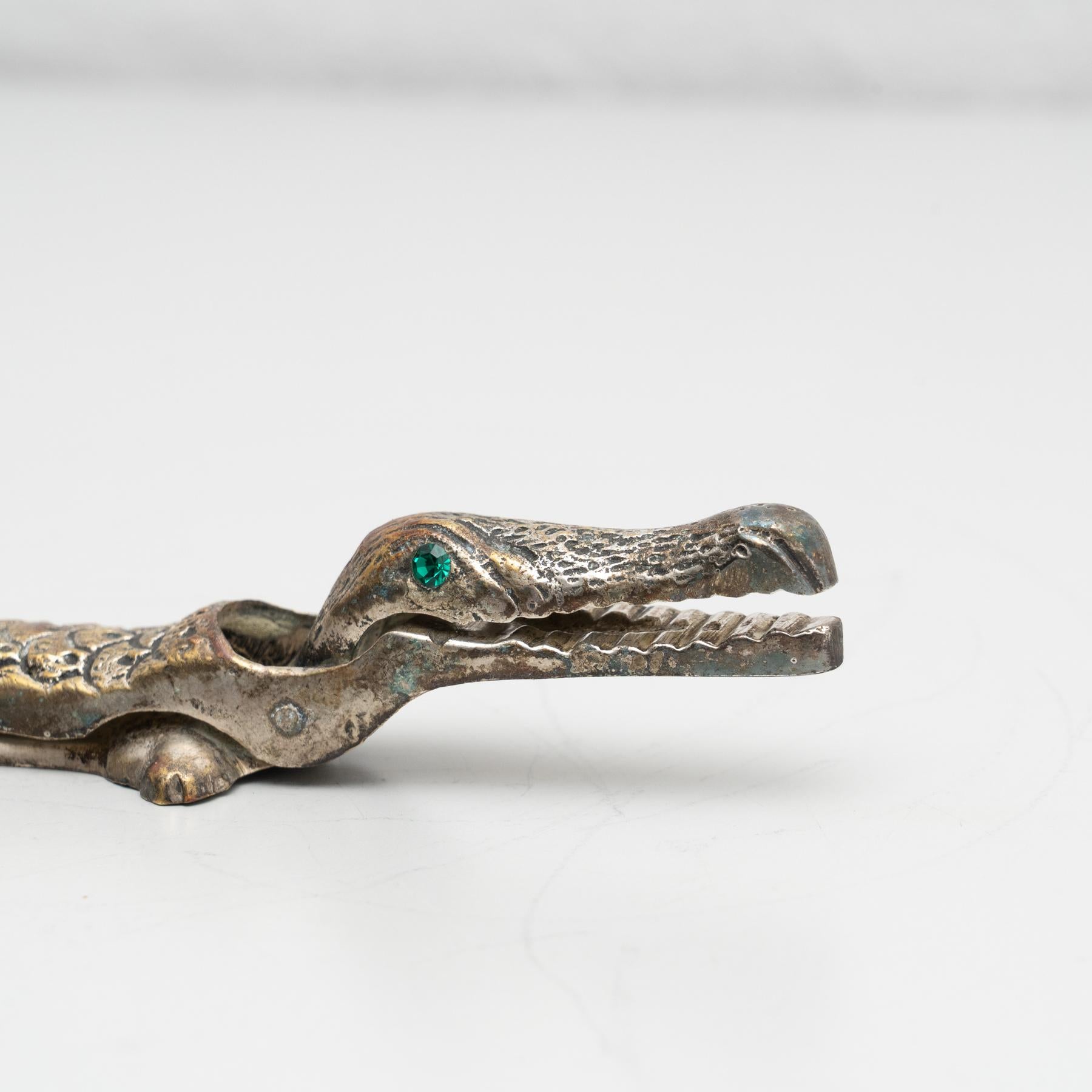Cravate vintage française en métal ancien en forme de crocodile en vente 3