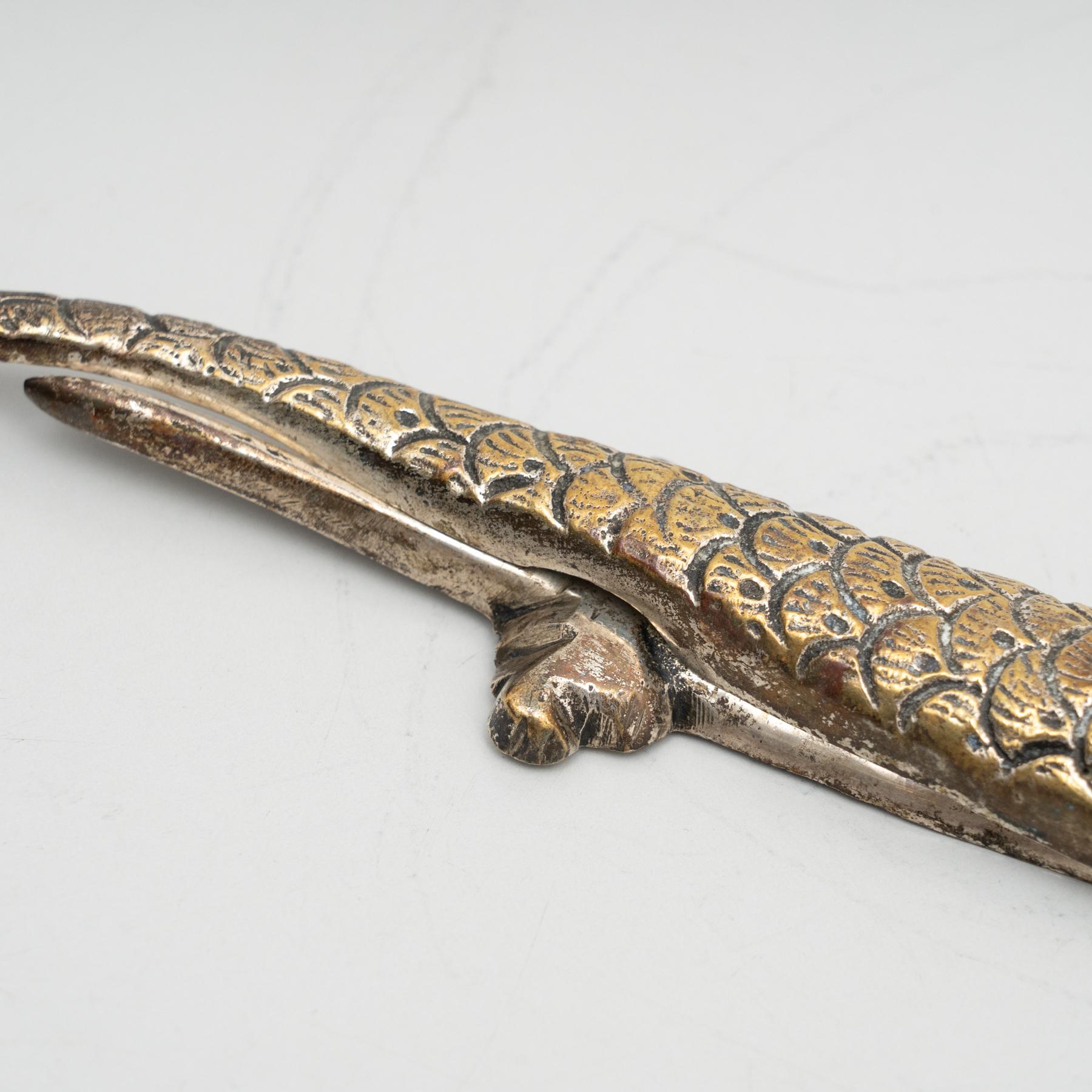 Antiker französischer Metall-Krokodil-Aktkratzer in Nussbaumform im Angebot 5