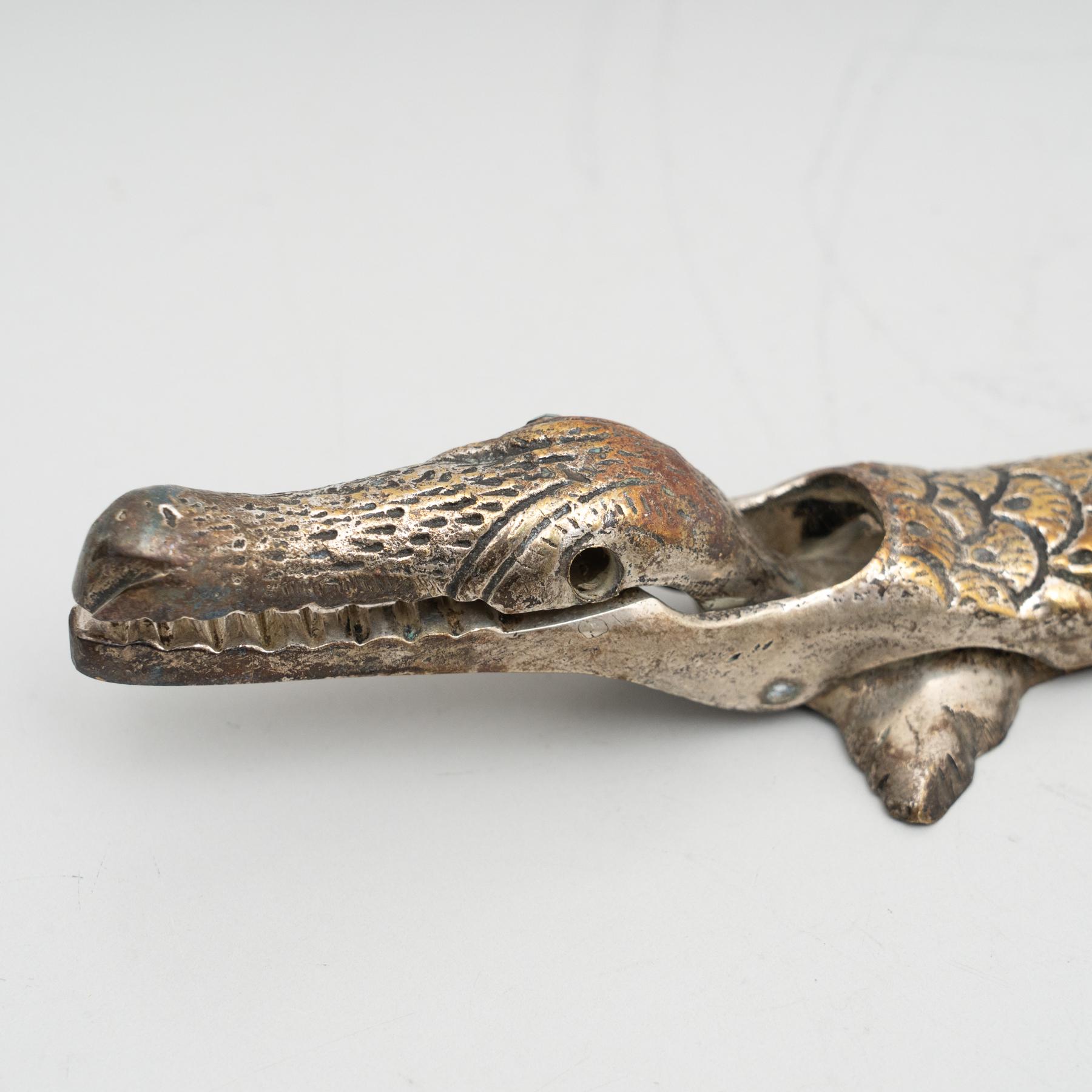 Antiker französischer Metall-Krokodil-Aktkratzer in Nussbaumform im Angebot 7