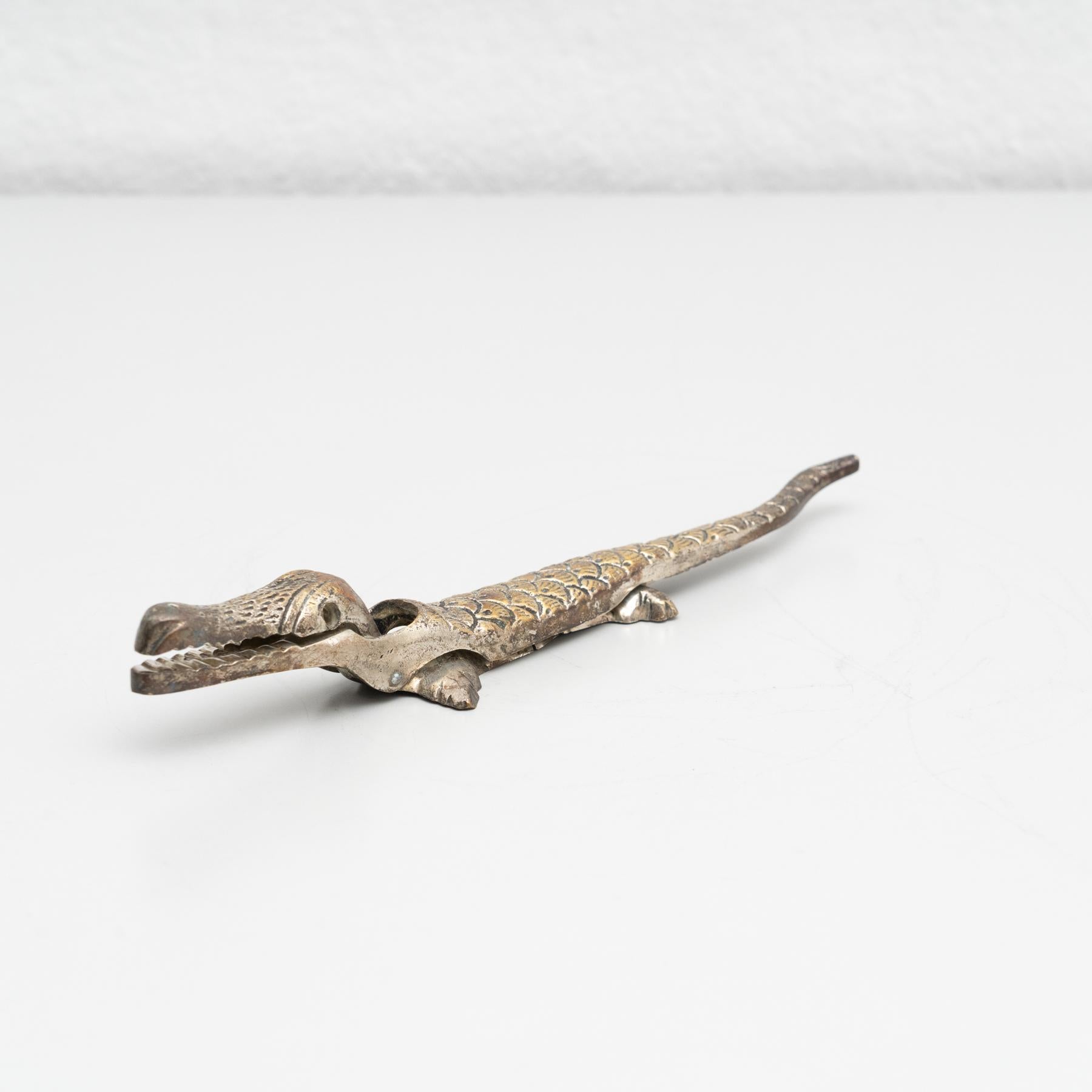 Antiker französischer Metall-Krokodil-Aktkratzer in Nussbaumform im Zustand „Gut“ im Angebot in Barcelona, Barcelona