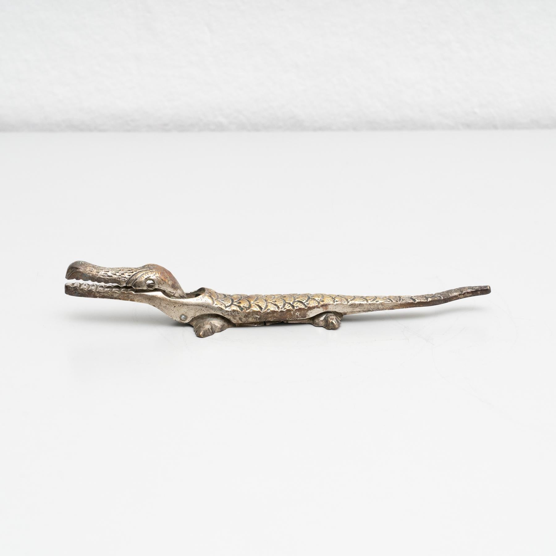 Antiker französischer Metall-Krokodil-Aktkratzer in Nussbaumform (Mitte des 20. Jahrhunderts) im Angebot
