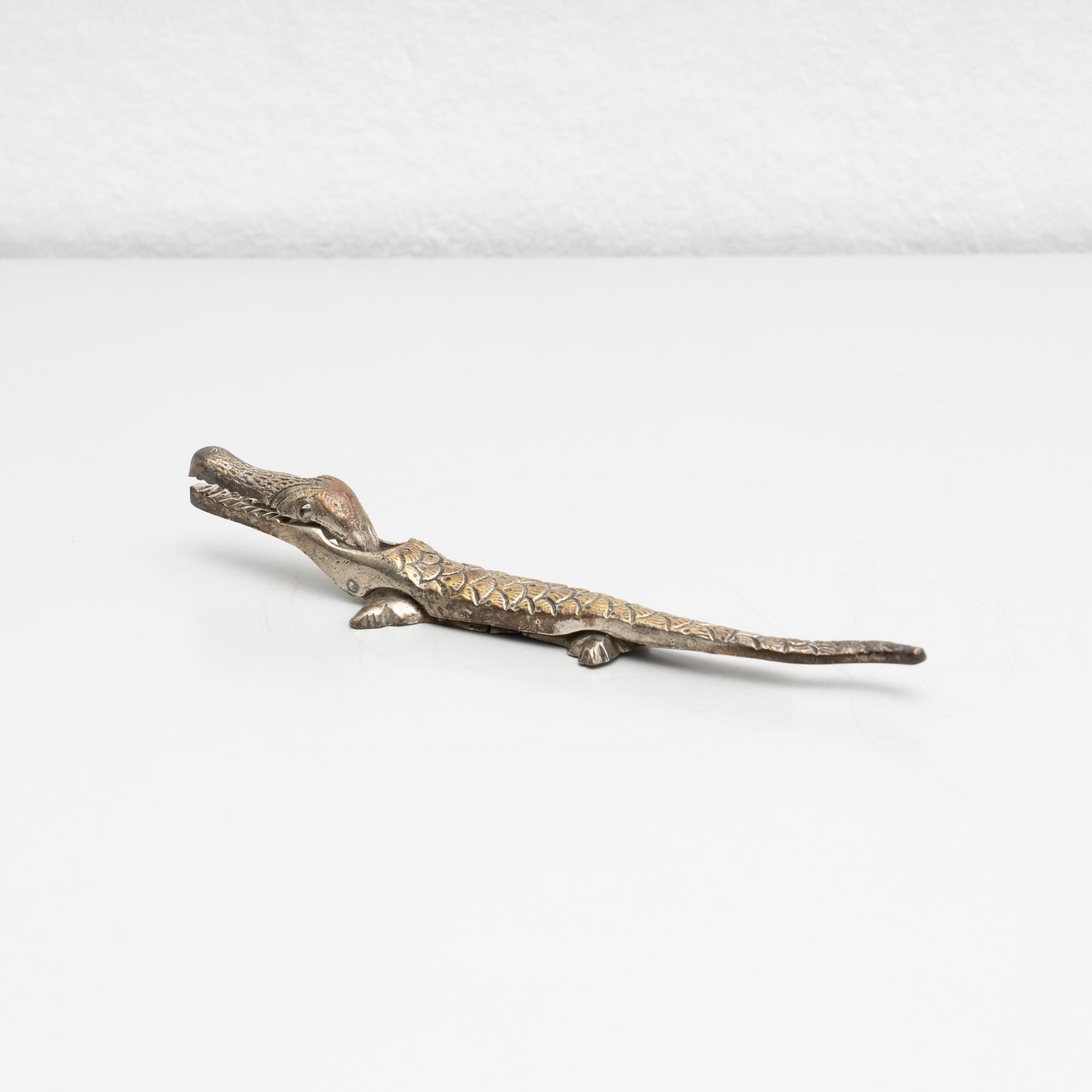 Antiker französischer Metall-Krokodil-Aktkratzer in Nussbaumform im Angebot 1
