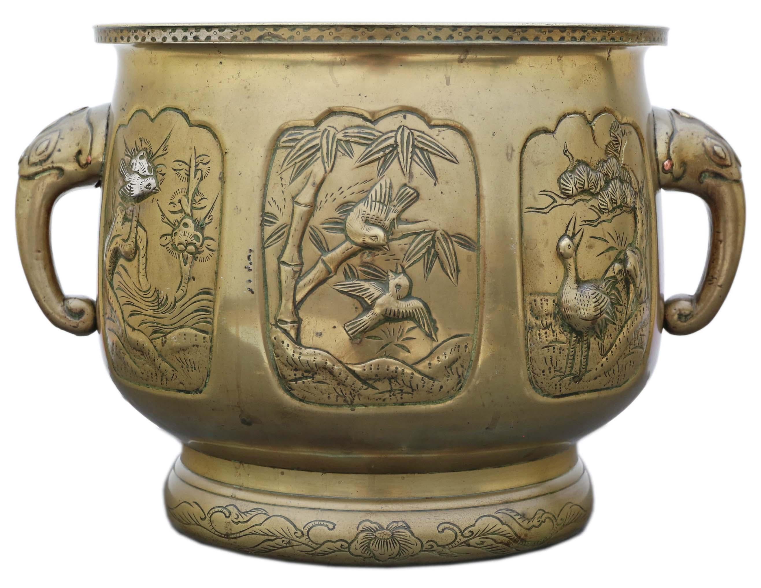 Antique vintage Oriental Japanese large polished bronze bowl planter jardinière C1925.

Would look amazing in the right location and make a fabulous centre piece. Great colour and patina.

Overall maximum dimensions: 27cm diameter (37cm