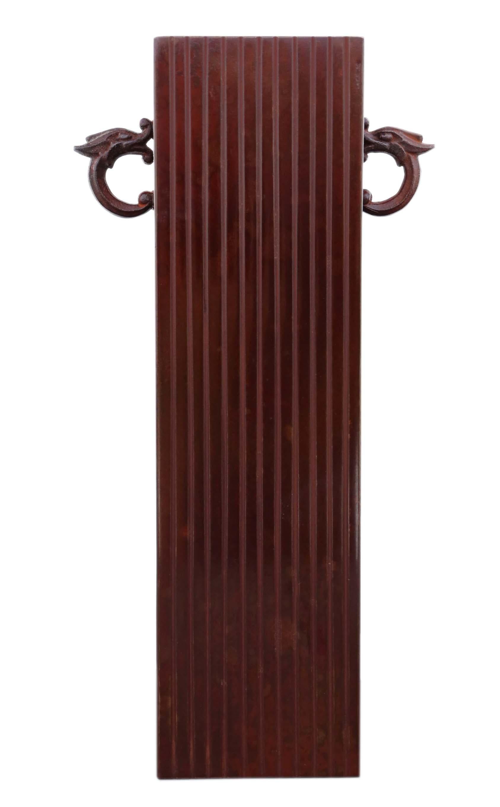 Antique vintage Oriental japonais grande qualité bronze minimaliste Kabin vase. Une pièce rectangulaire créée par l'artiste en 1950, dont le design est scellé par Hiramazu Hroharu. Pour un arrangement floral Ikebana.

Ce serait étonnant dans le