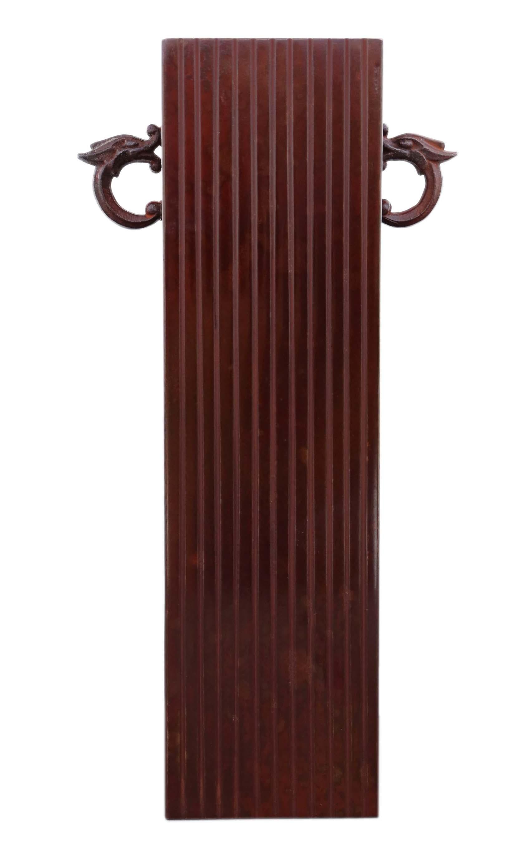 Antico vaso orientale giapponese vintage di grandi dimensioni in bronzo di qualità minimalista Kabin. Un pezzo rettangolare creato dall'artista nel 1950, con il disegno sigillato da Hiramazu Hroharu. Per una composizione floreale Ikebana.

Sarebbe