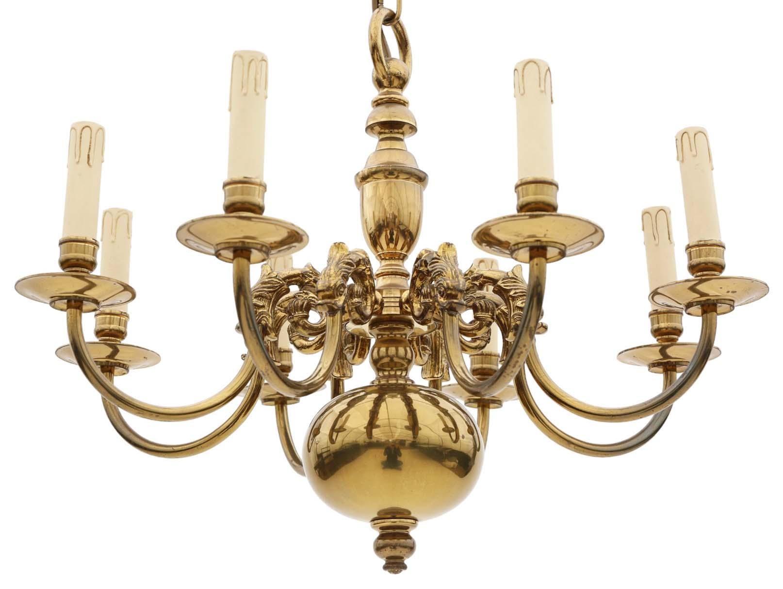 Milieu du XXe siècle Lustre vintage ancien en laiton doré avec 8 lampes/Armes en vente