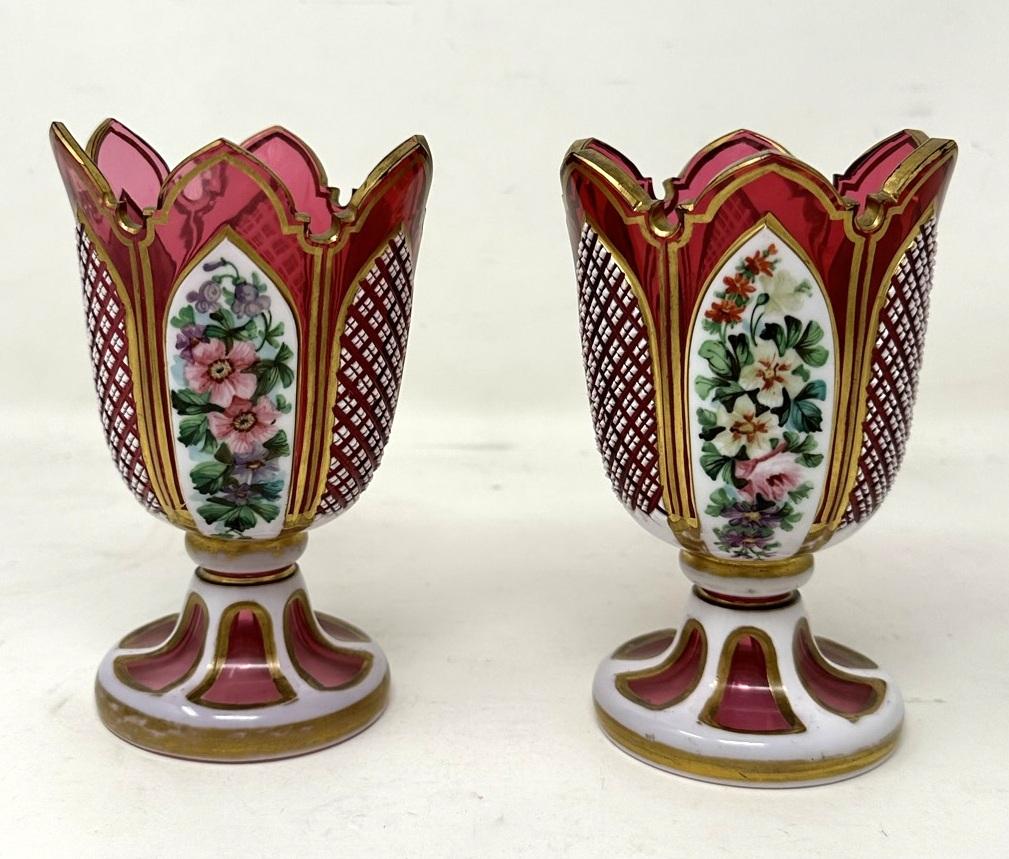 Atemberaubendes Beispiel für ein Paar böhmischer Kristallvasen im Moser-Stil mit Rubinschliff in schlanker, geriffelter Form, die auf kreisförmigen, sich ausbreitenden Basen endet, spätes neunzehntes, frühes zwanzigstes Jahrhundert. 

Jede Vase ist
