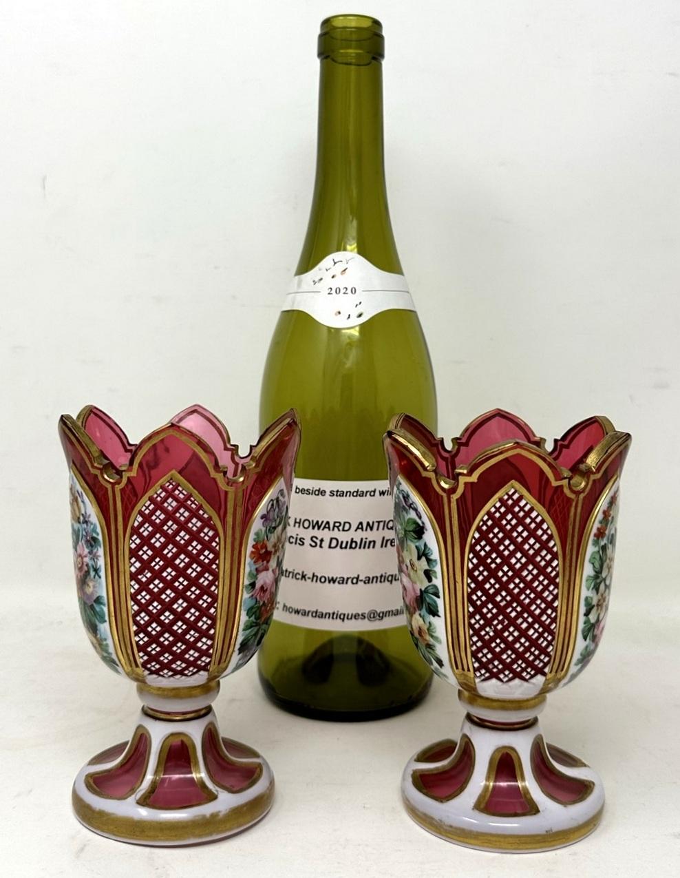 Cristal Antique Vintage Paire de vases de style Moser en cristal de Bohème taillé à la main Ruby Cranberry en vente