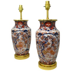 Paire de lampes de bureau vintage anciennes en porcelaine Imari et bronze doré bleu cobalt et rouge