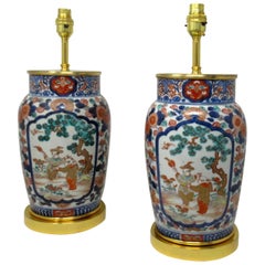 Paire de lampes de bureau vintage anciennes en porcelaine Imari et bronze doré bleu cobalt et rouge