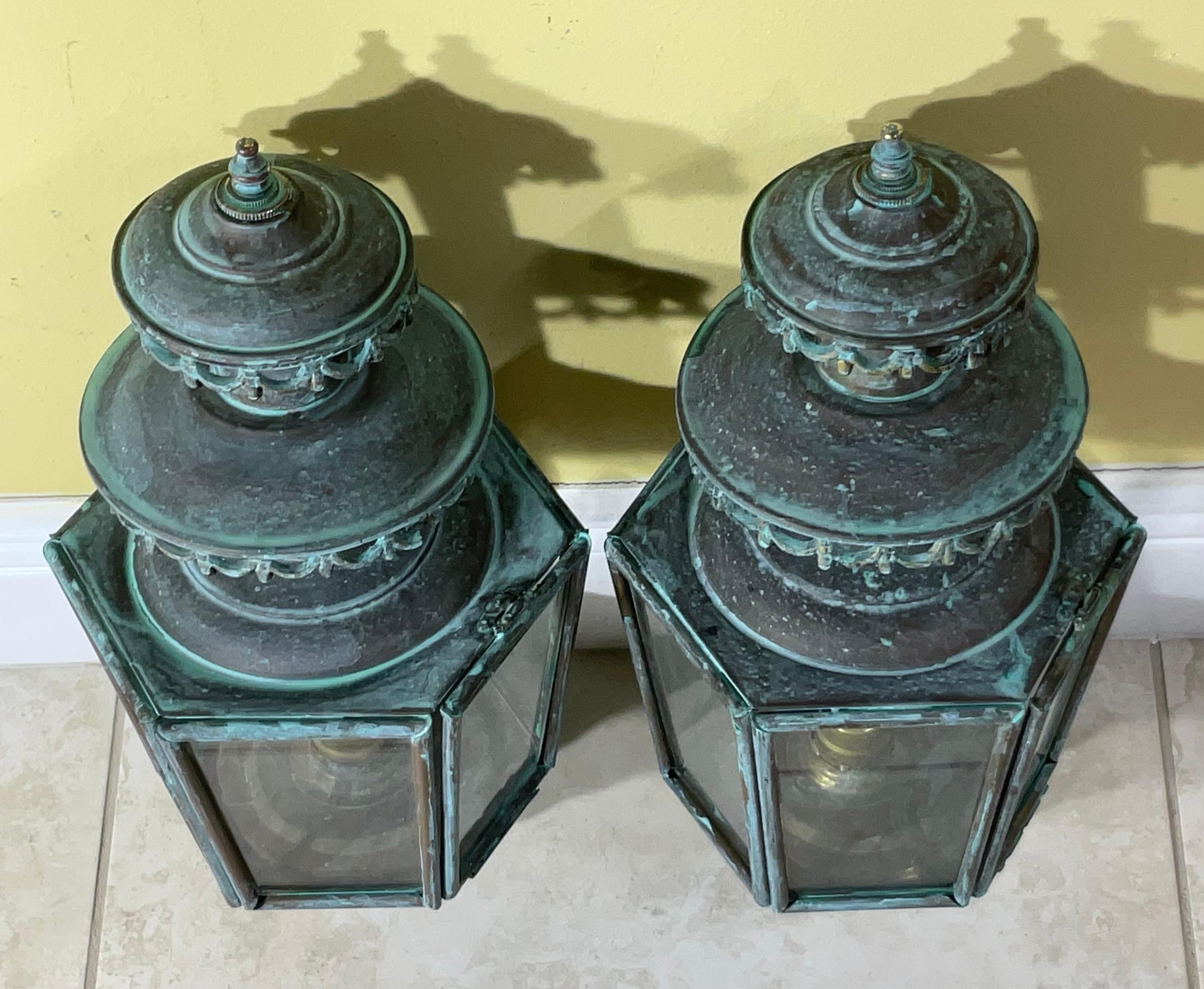 Paire d'appliques murales en laiton massif patiné, de style ancien/vintage en vente 7