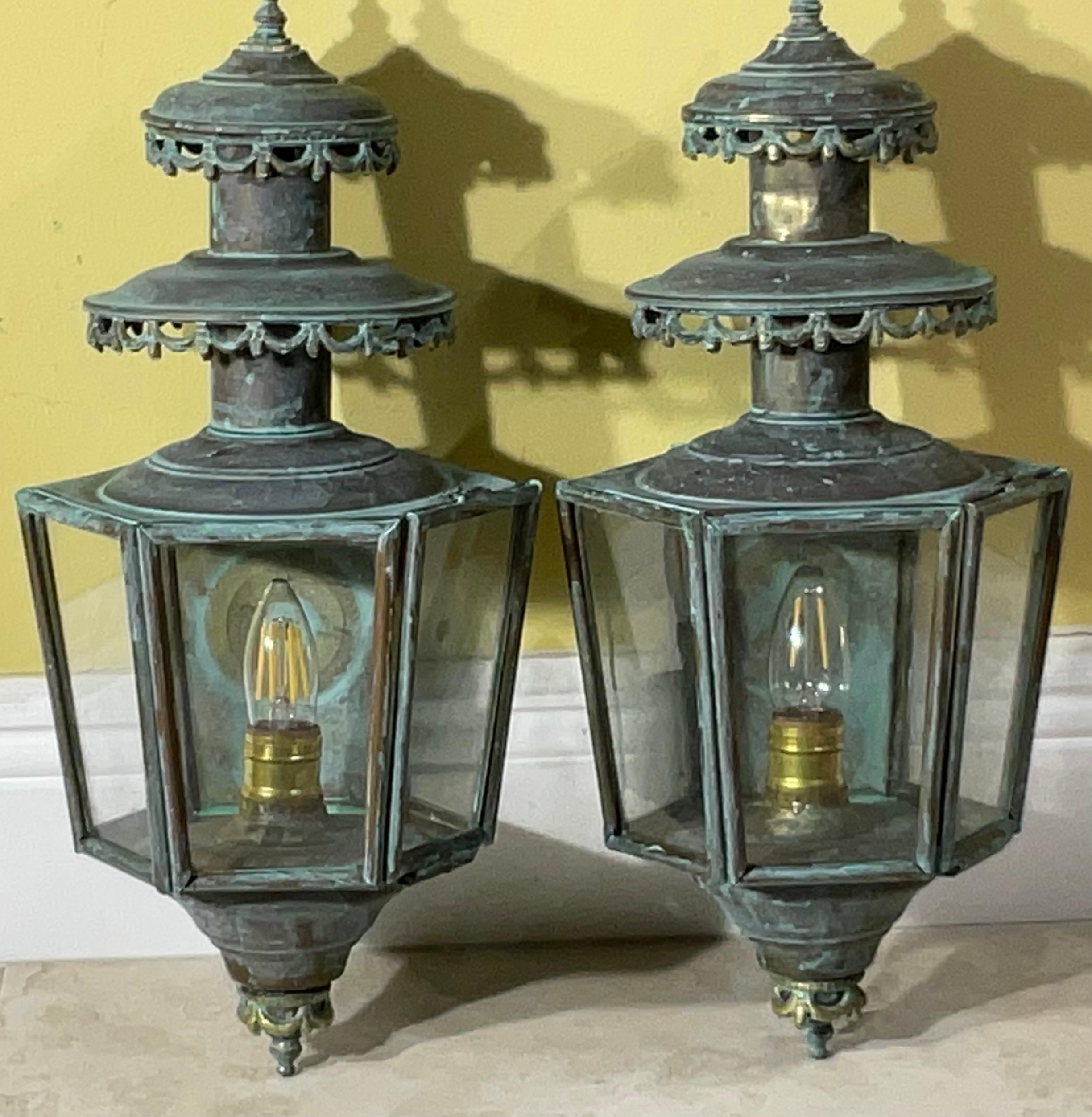 Paire d'appliques murales en laiton massif patiné, de style ancien/vintage en vente 8