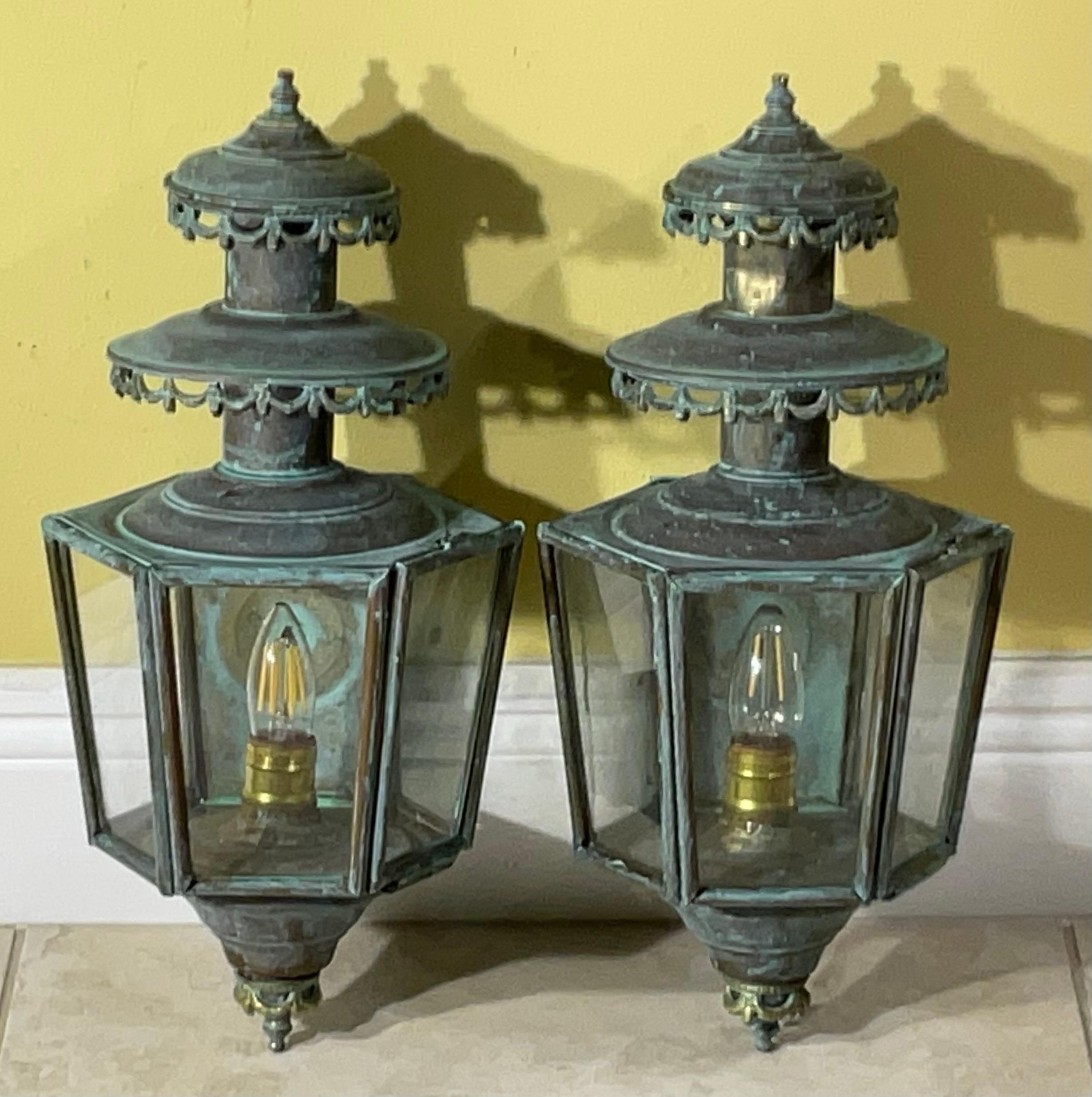 Paire d'appliques murales en laiton massif patiné, de style ancien/vintage en vente 9