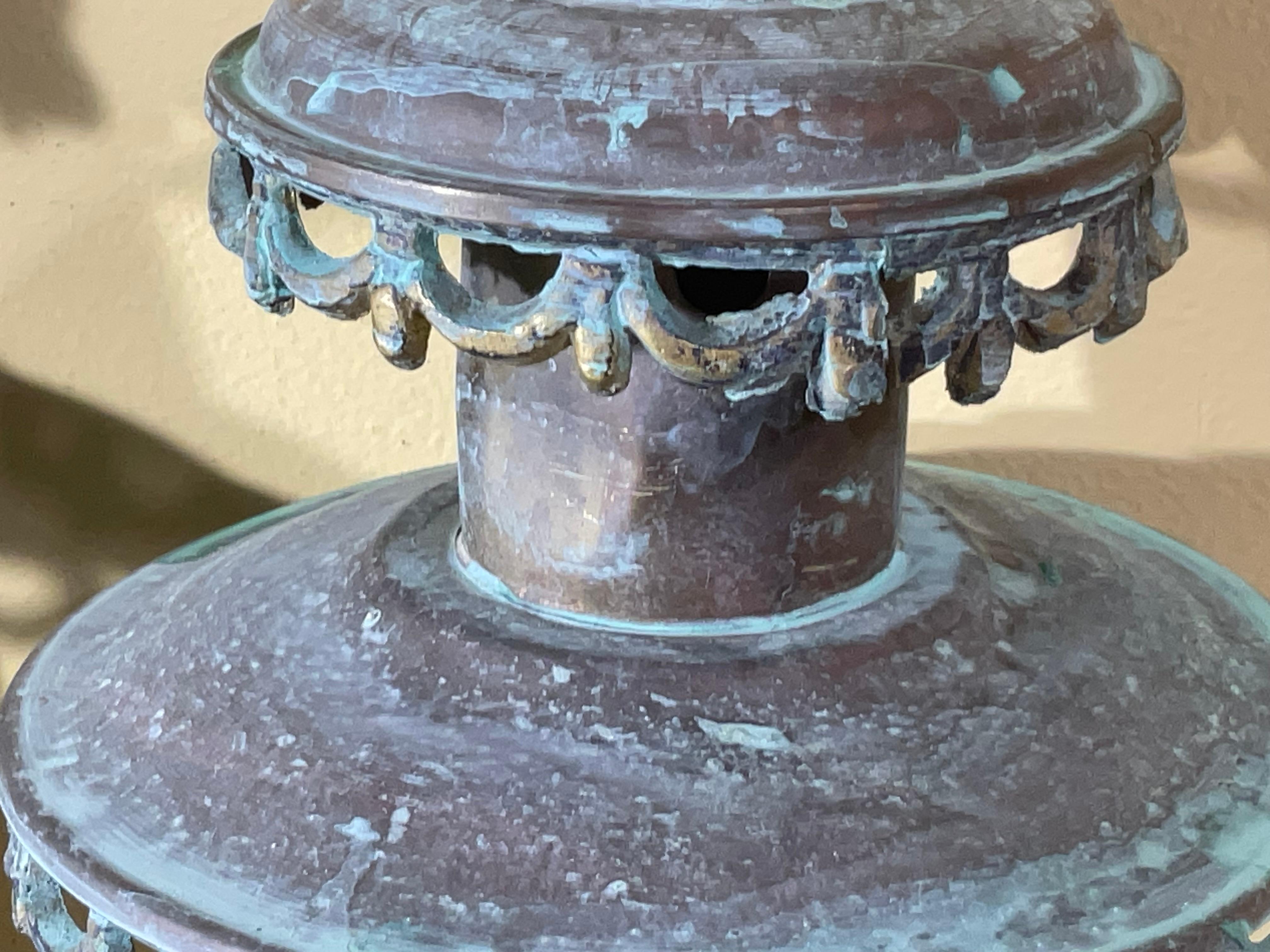 Paire d'appliques murales en laiton massif patiné, de style ancien/vintage en vente 10