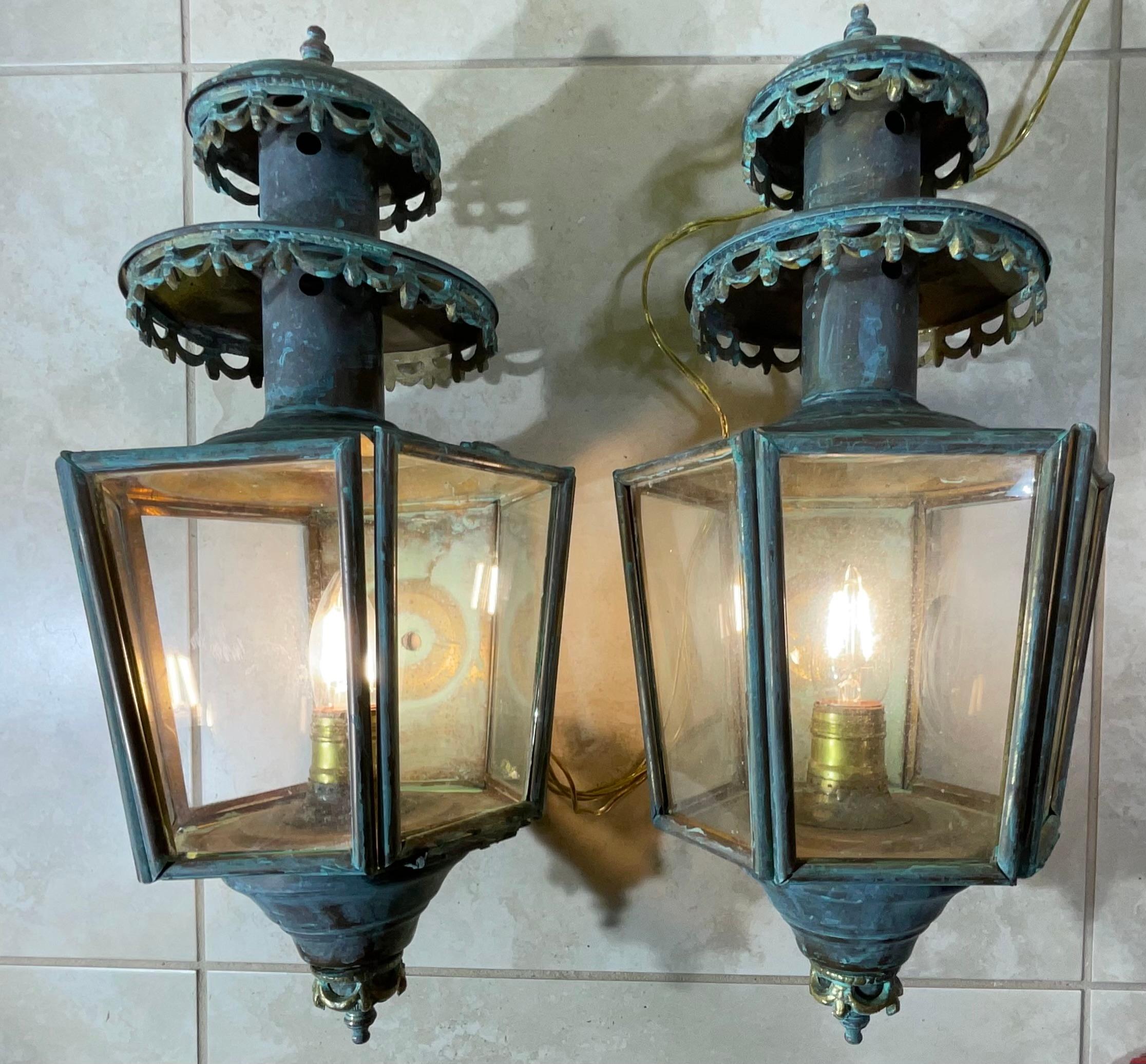 Américain Paire d'appliques murales en laiton massif patiné, de style ancien/vintage en vente